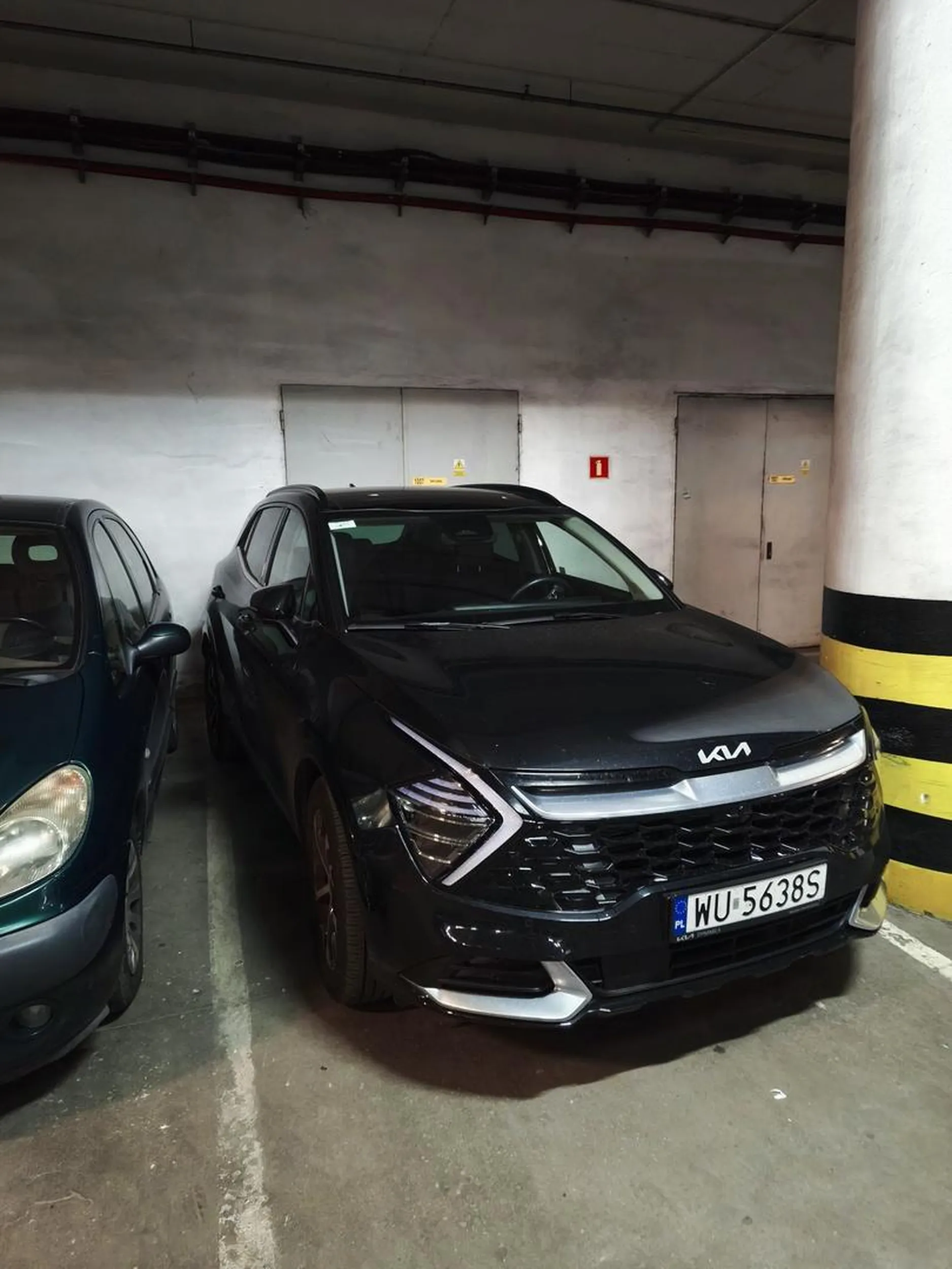 Kolega/żanka nie potrafi parkować na pustym parkingu, staje tak że się do auta nie da wejść... Skandaliczne zachowanie, byle mniej takich kierowców!!!!!! NAUCZCIE SIĘ JEŹDZIĆ!