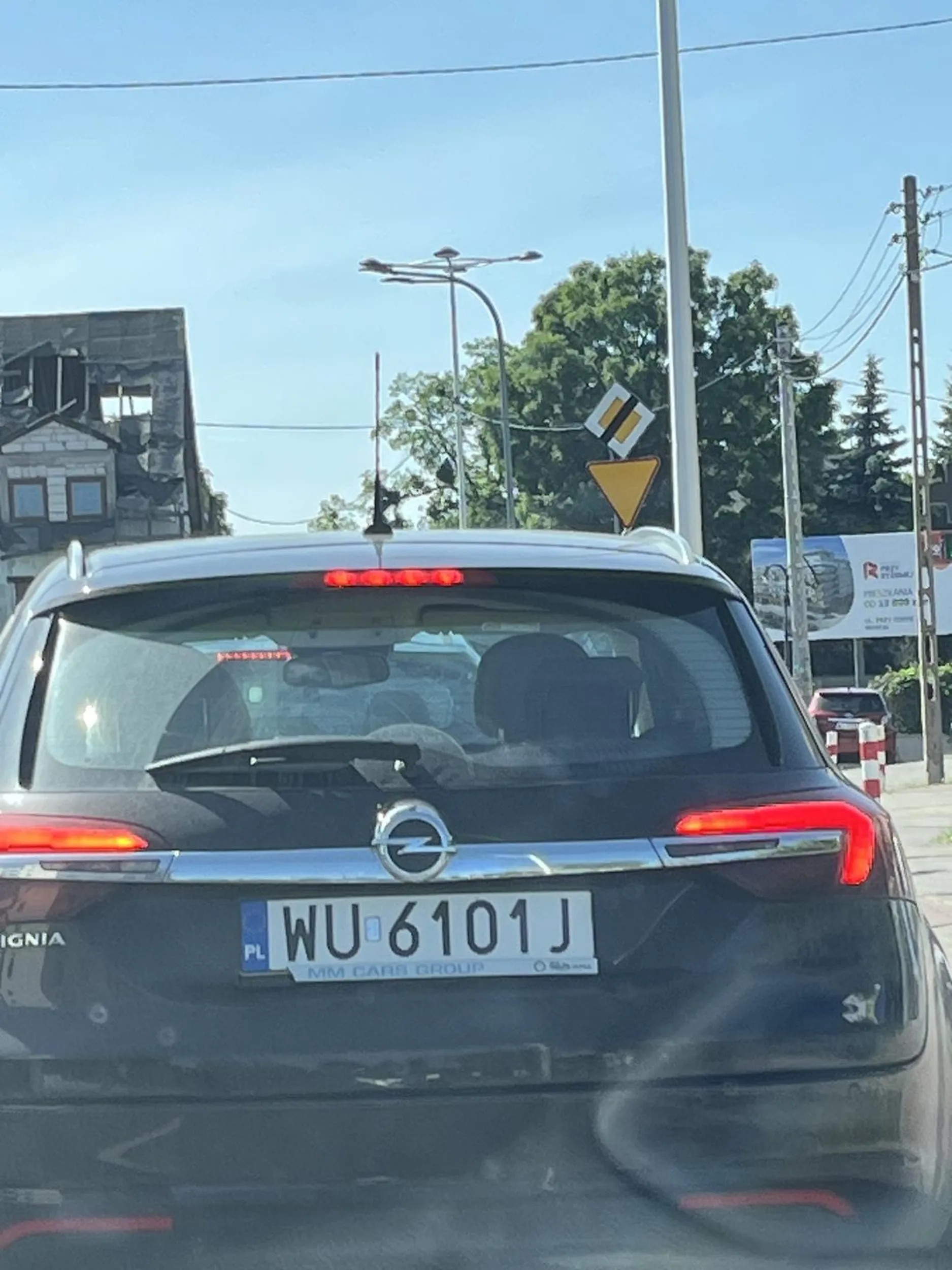 Blondyna prowadząca pojazd władowała się przed maskę spod porządkowanej po czym zaczęła wymachiwać łapami i pokazywać środkowy palec.