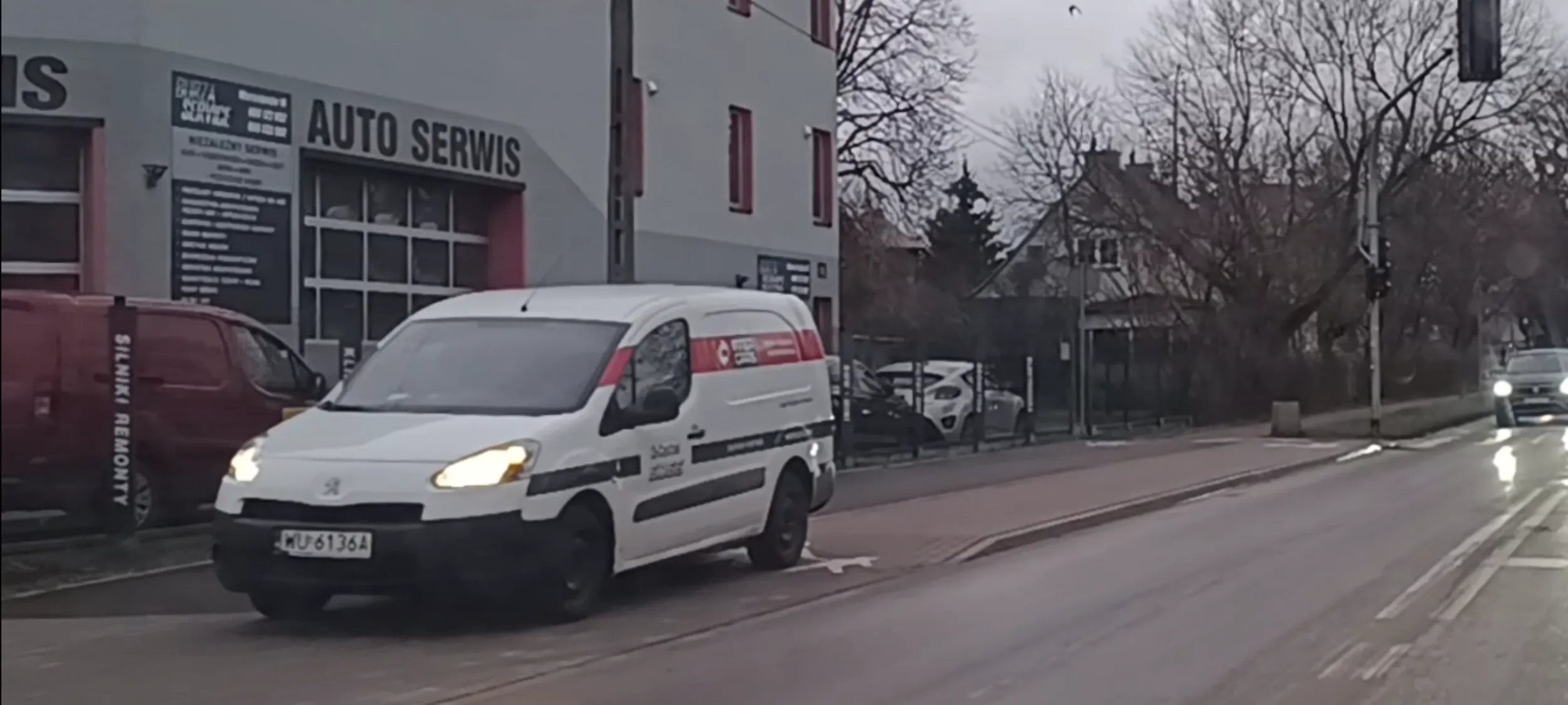 Cham zaparkował na chodniku dla pieszych i poszedł pić wódkę z kolegami z warsztatu samochodowego?