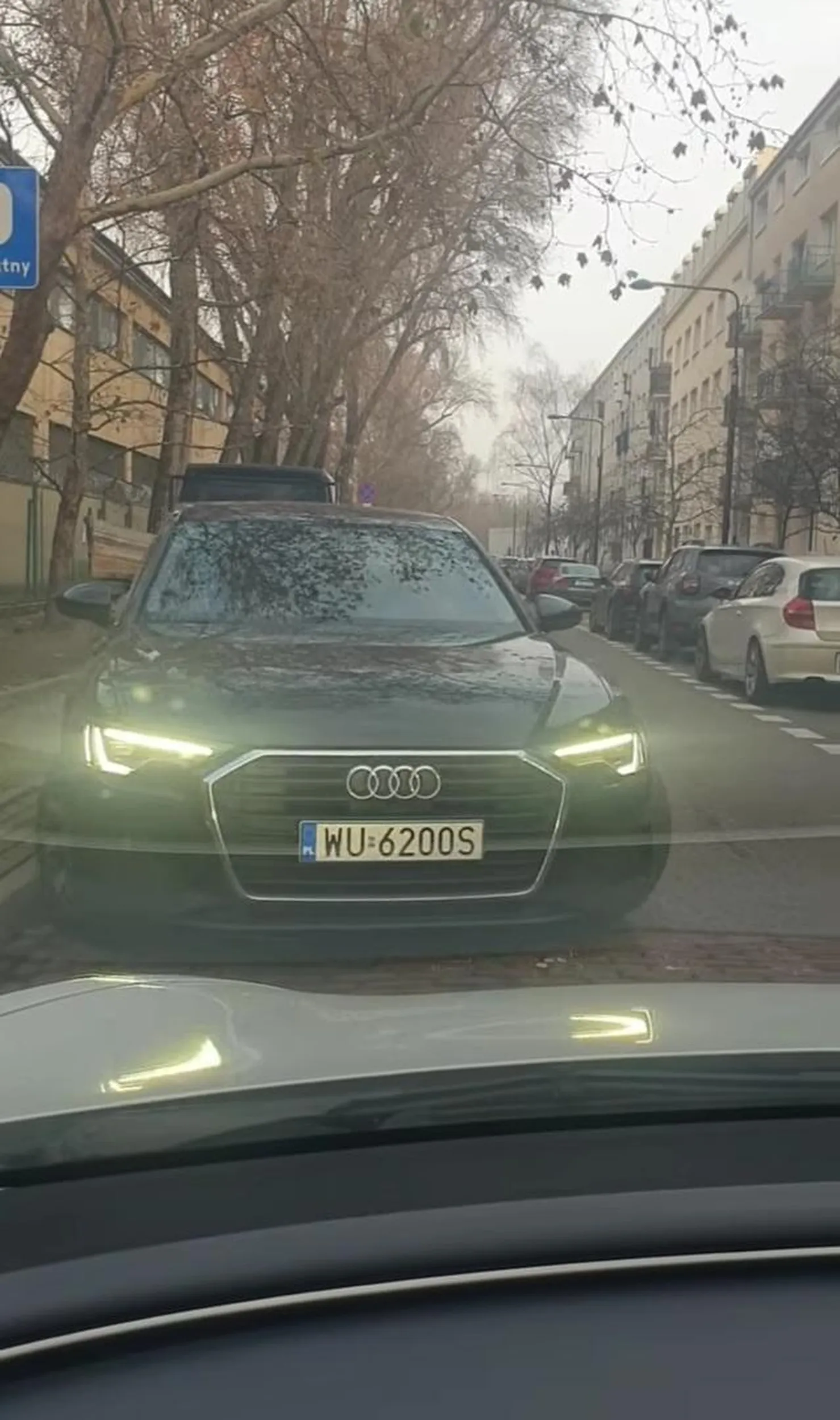 Kretyn co wjeżdża pod prąd i jeszcze się imbecyl sądzi! Świnko wrzuć te zdjęcia, co je robiłeś, żeby już nikt nie miał wątpliwości, że jesteś plackiem nie kierowcą!