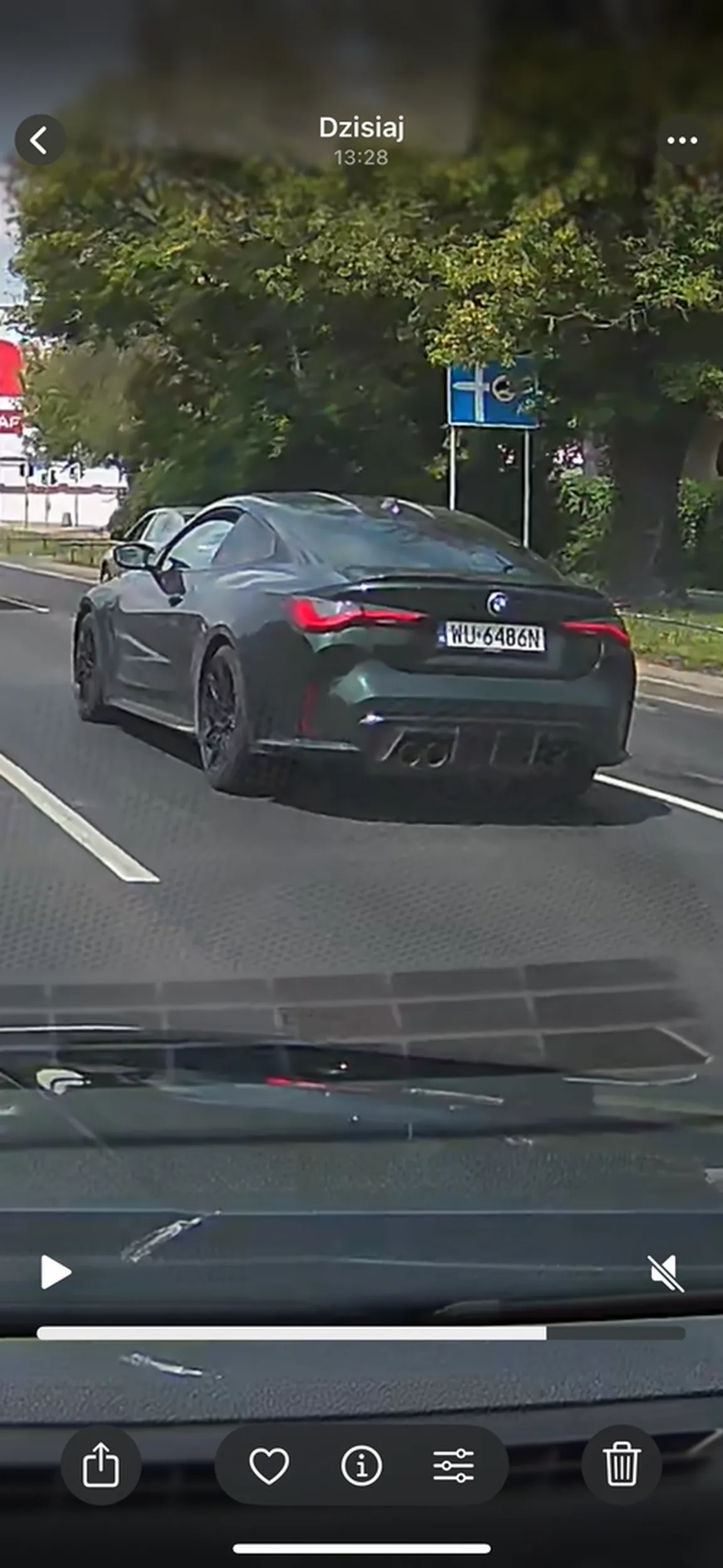 Kierowca brudas wyrzuca śmieci przez okno w centrum miasta.