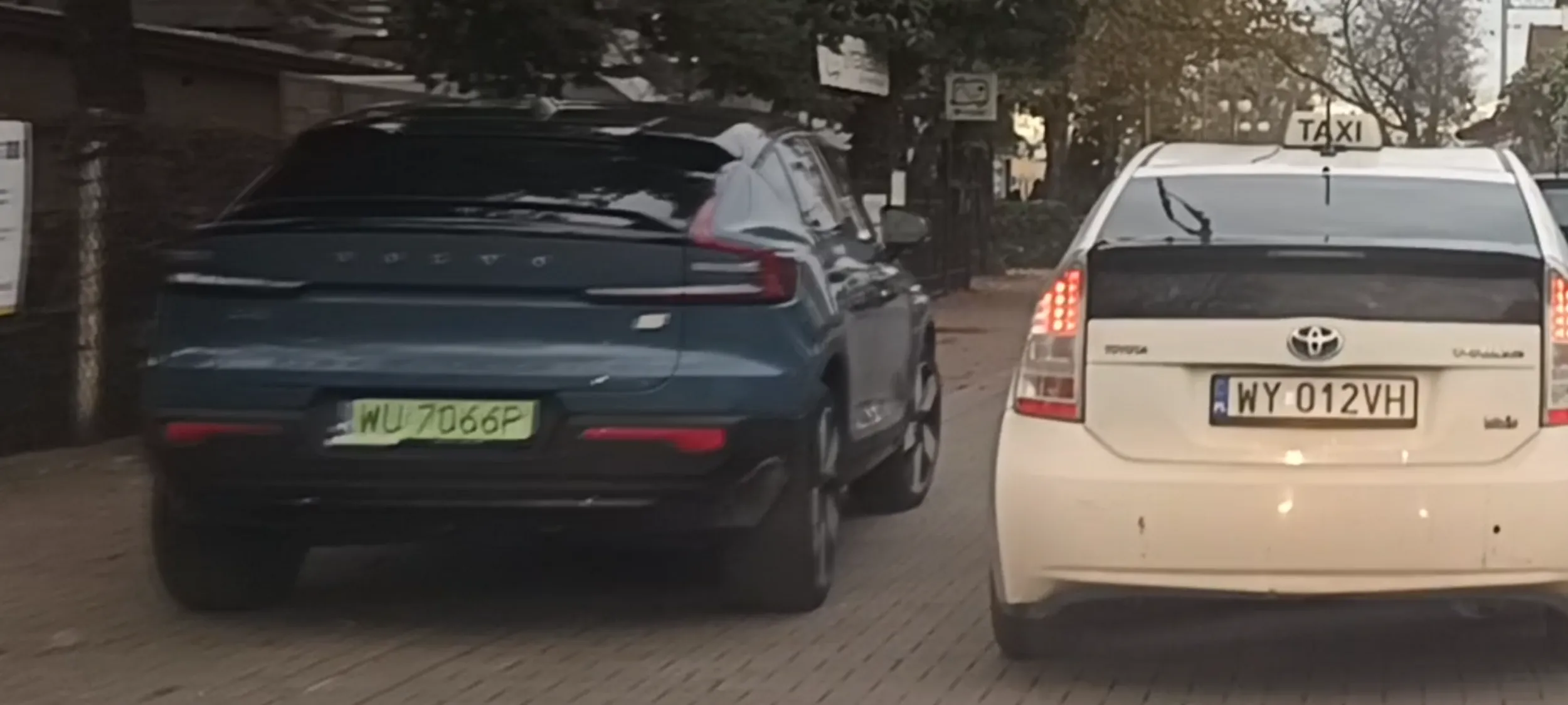 Elektryczny odpad stoi na zakazie zatrzymywania się i postoju