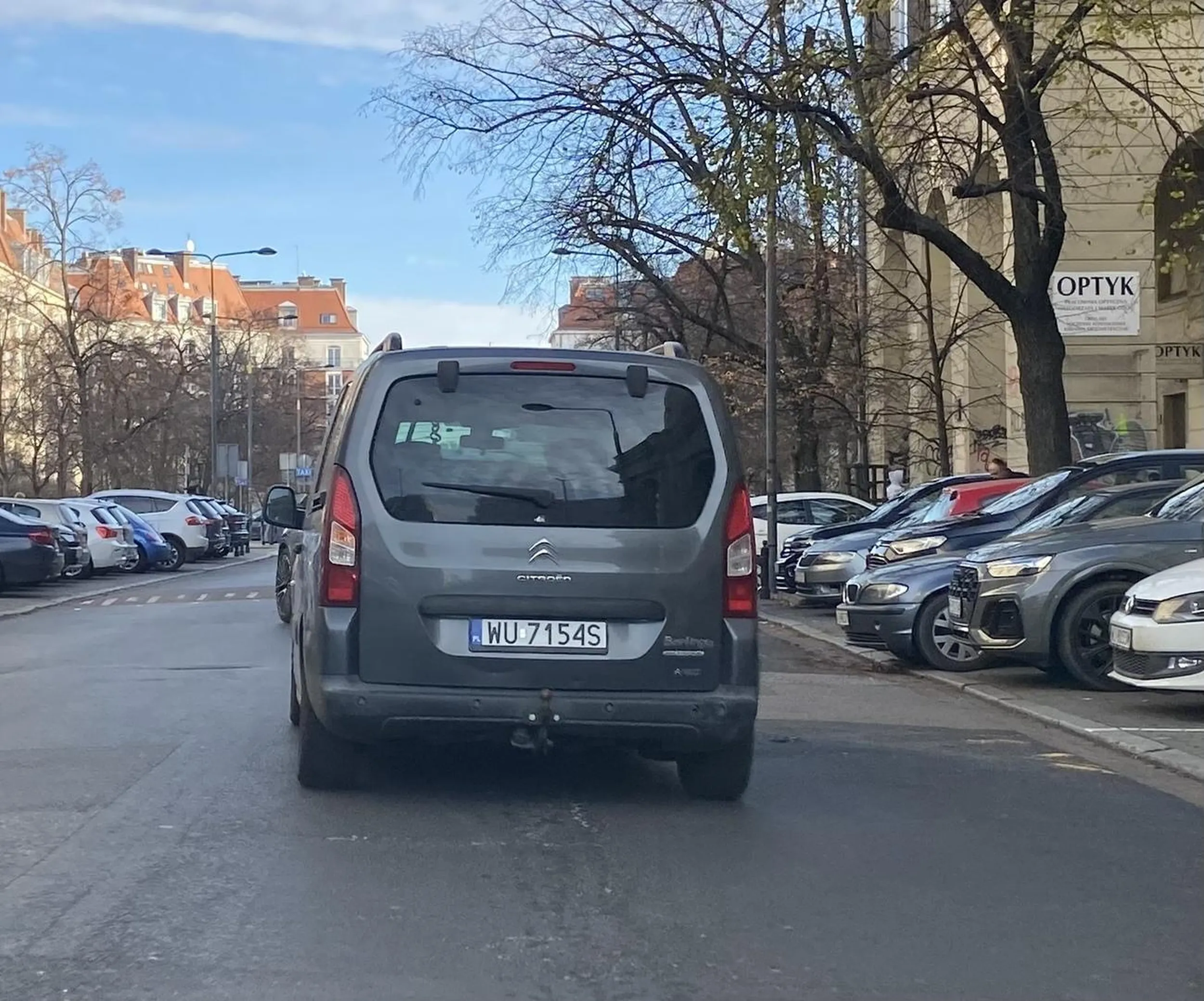 Jelop wpierdala na rondo z podporzadkowanej jak po swoje wymuszajac pierwszenstwo. Nawet w lewo nie spojrzal - taki Łach