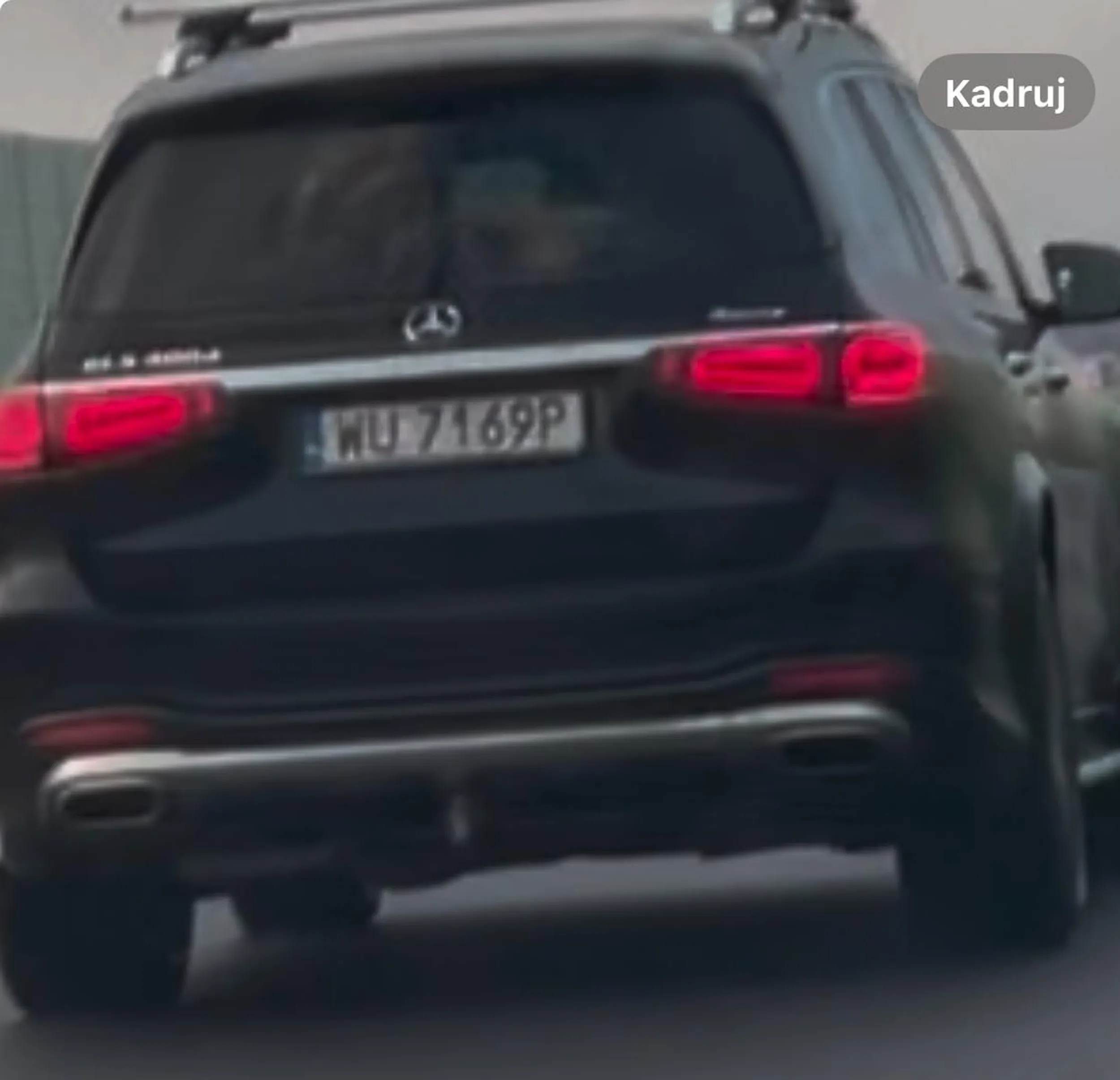 Na autostradzie zmuszał kierowców do szybkiego zmianą pasa na prawy ( mruganiem światłami ).  Proszę wierzyć mi na słowo  nie jestem zamulaczem lewego pasa.