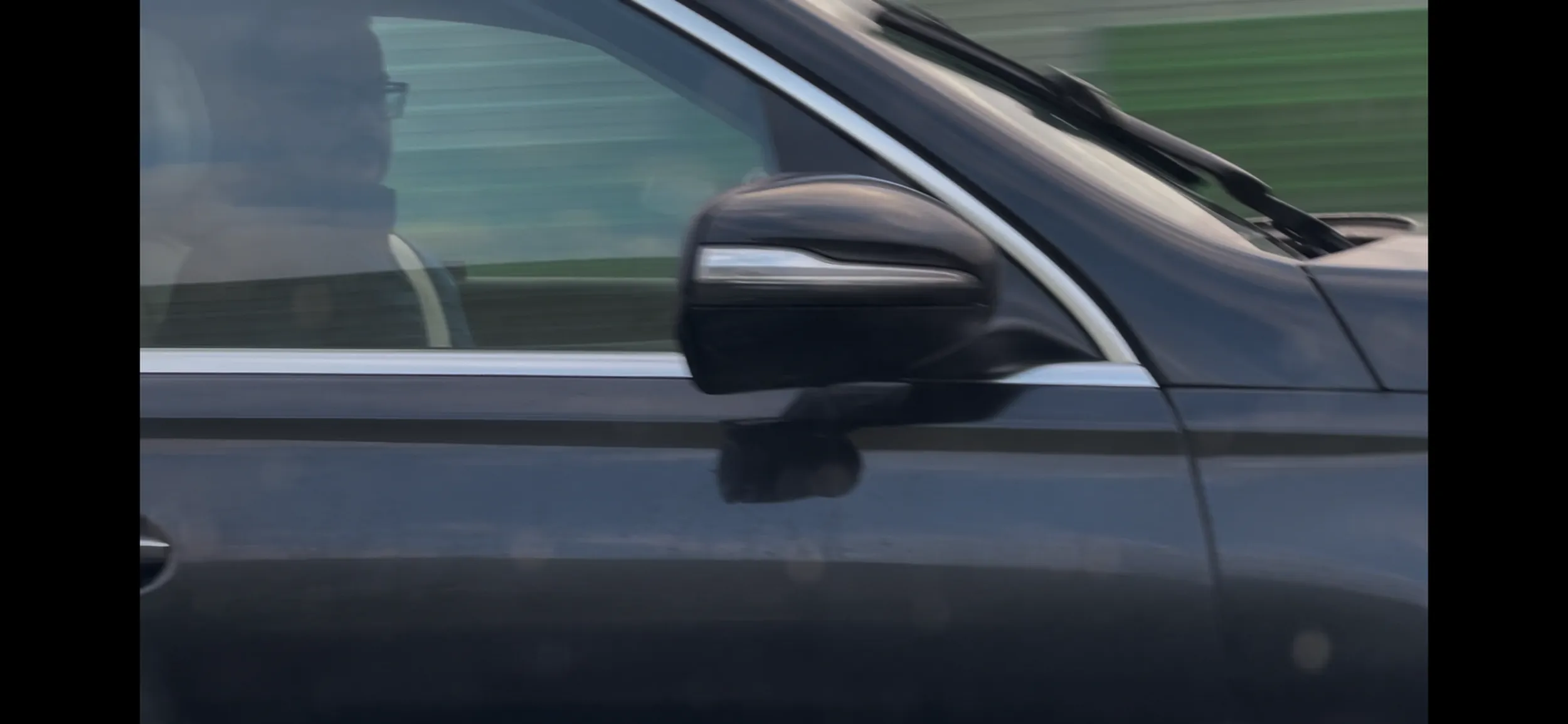 Na autostradzie zmuszał kierowców do szybkiego zmianą pasa na prawy ( mruganiem światłami ).  Proszę wierzyć mi na słowo  nie jestem zamulaczem lewego pasa.