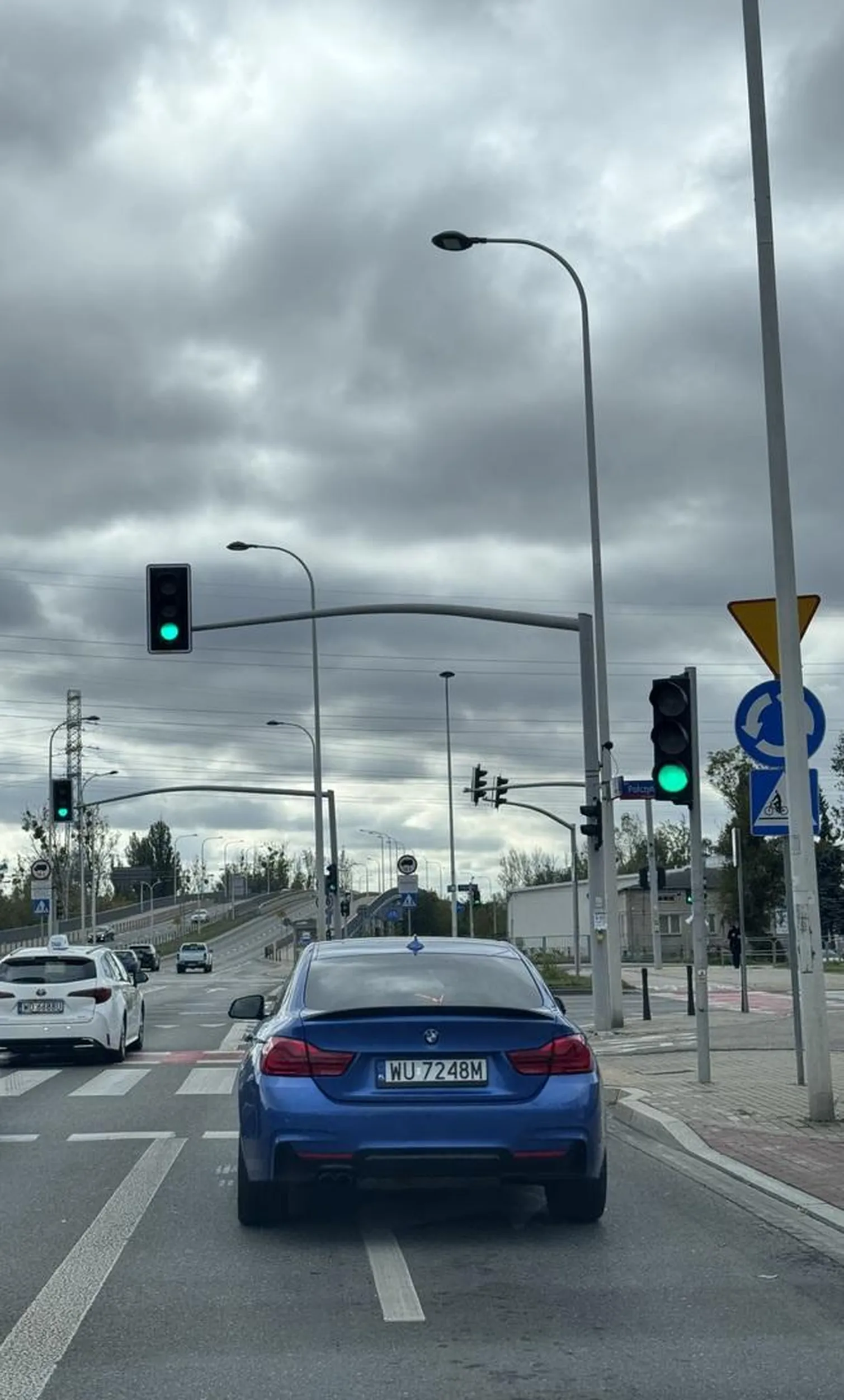Typowy kierowca BMW. Jechał na centymetry za poprzedzającym samochodem jadącym z maksymalną dopuszczalną prędkością, ale oczywiście mistrz kierownicy nie może jeździć jako drugi, honor mu nie pozwala. Jadąc jako drugi odpuszczał gaz, po czym znacząco przyspieszał, żeby podjechać pod samą dupę samochodu z przodu.