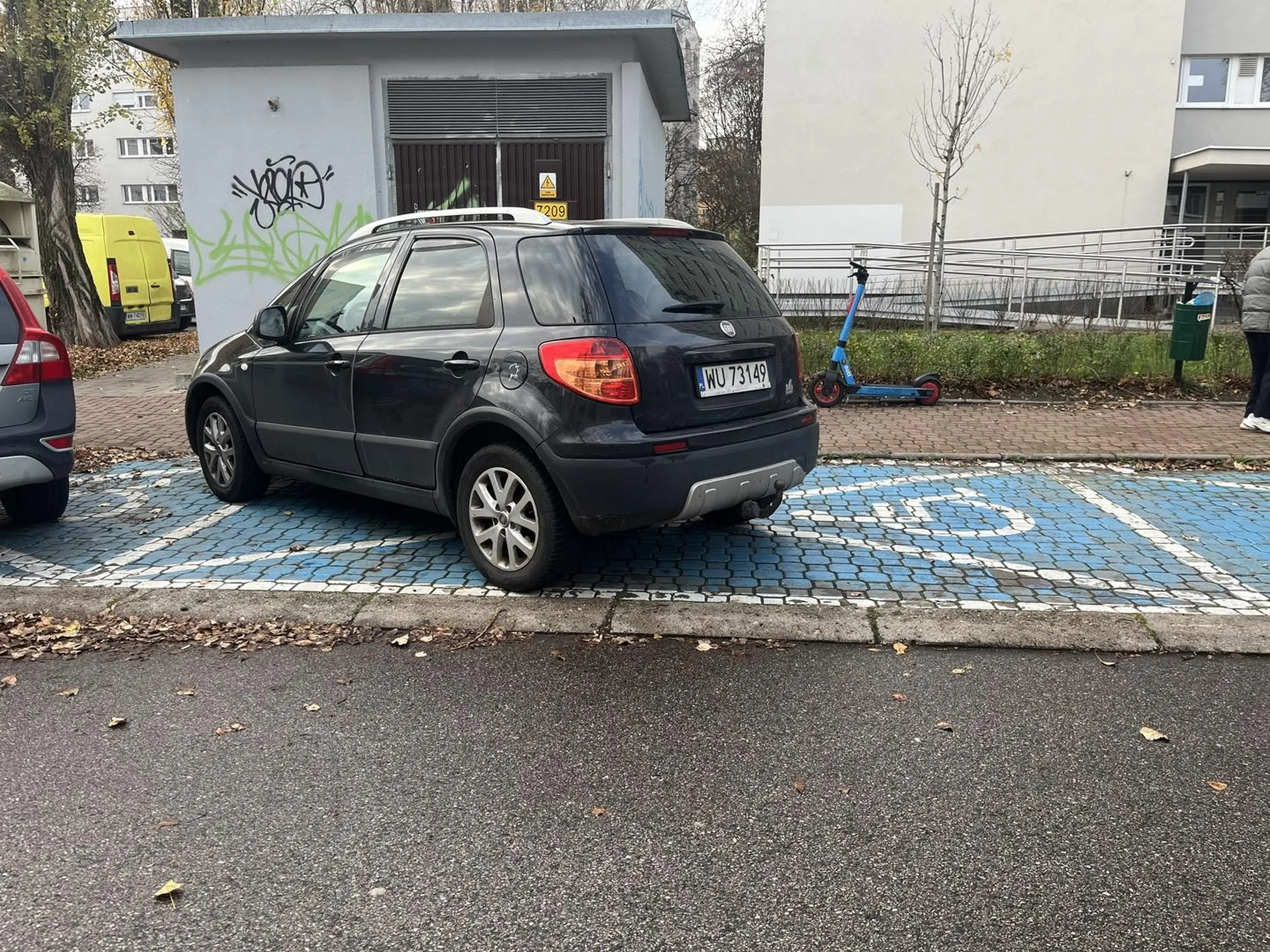 Ciekawe czy nadal  zajmuje miejsca dla niepełnosprawnych nie posiadając do tego uprawnień?