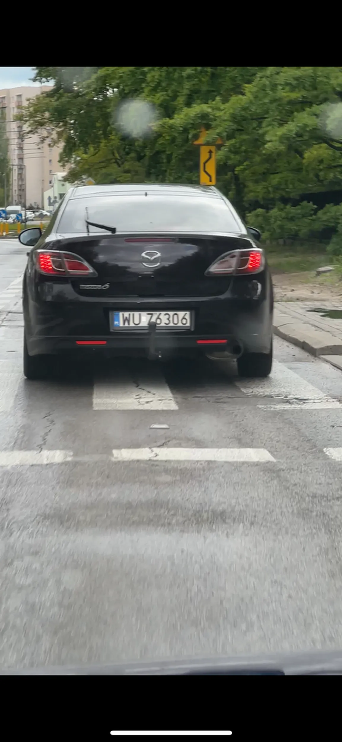 Złośliwy kierowca jeżdżący dymiącym samochodem, próbowałem go wyprzedzić (wrzucił prawy kierunkowskaz) specjalnie przyspieszył wyprowadzając mnie na czołówkę z autobusem.