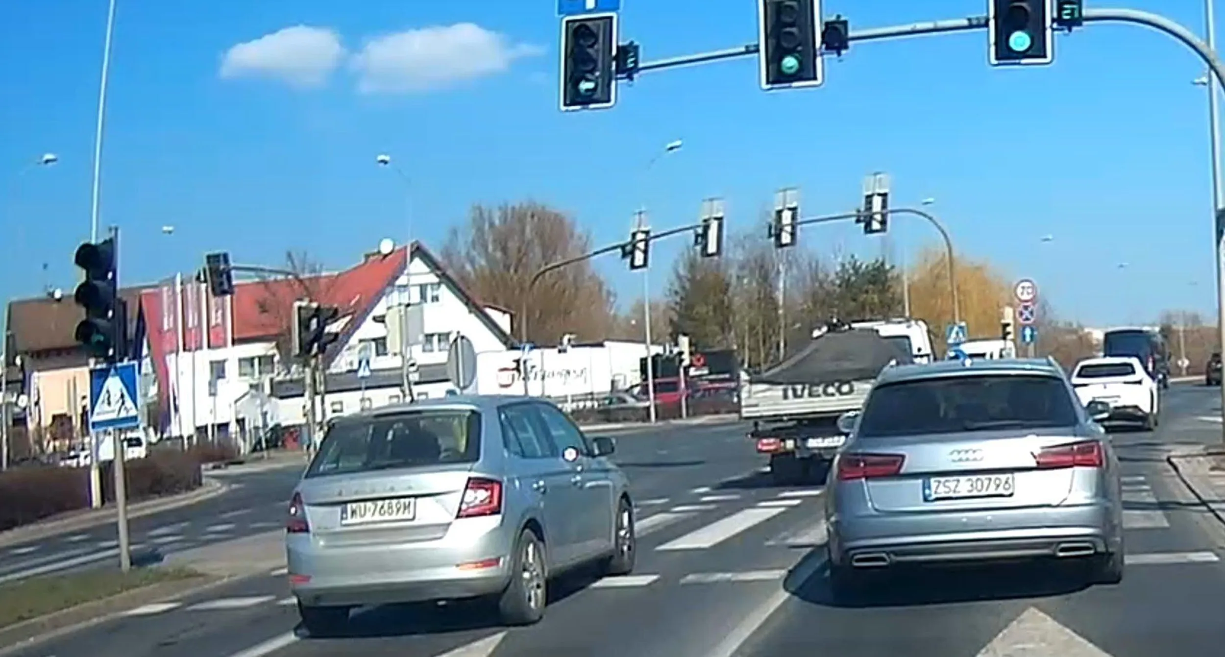 Droga blondi już starszej daty - pojazd z lewej - przed tobą na prawym pasie wszyscy jadą równiutko 70-75. Ty jedziesz na oko 120-130 i kiedy IVECO mający dłuuugo (z 5-7 sekund) kierunkowskaz zmienia pas to ty niemal wbijasz się w dupę i jeszcze trąbisz. Jadąc dwoma pasami na raz - na wprost i do zjazdu w lewo. Nie dziwi to, że masz blond włosy, jesteś kobietą i masz okulary na nosie :) Następnym razem rozpędź się do 150 lewym pasem i przywal, będzie jednej blondi mniej.