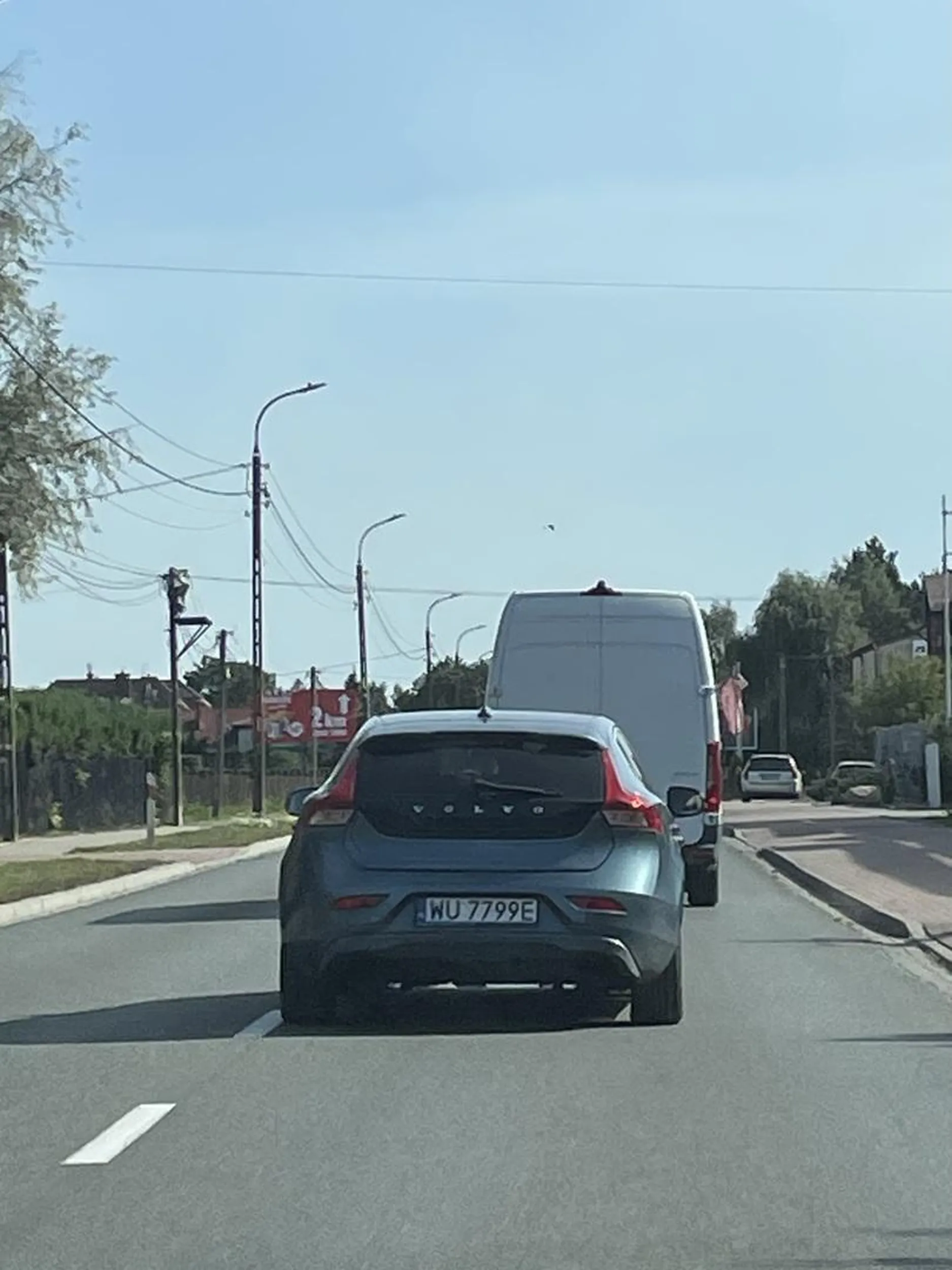 Spowalnianie ruchu z premedytacją, bo łysemu nie spodobało się, że ktoś użył na niego klaksonu jak blokował drogę. Kolejny cwaniakuje z kredytem do końca życia