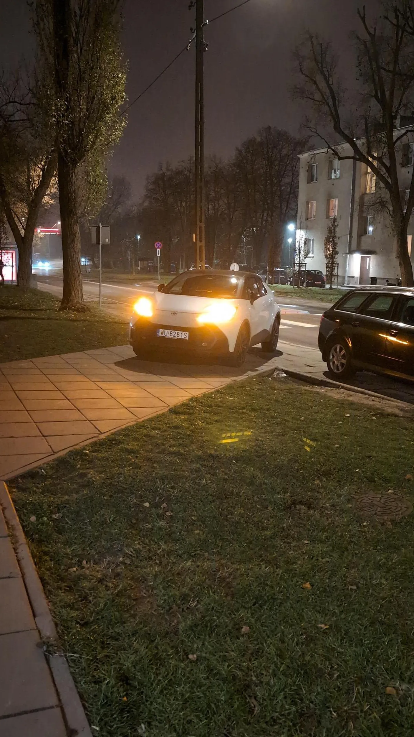 Pozdrawiam serdecznie Pana kierującego i jego przemiłą żonę. Państwo tylko szybciutko, na chwilę do sklepu przecież tym chodnikiem nikt nie chodzi. Może niedługo też będą gwiazdami internetów jak tylko uda mi się wrzucić filmik z odpowiednim retuszem twarzy bo RODO :D