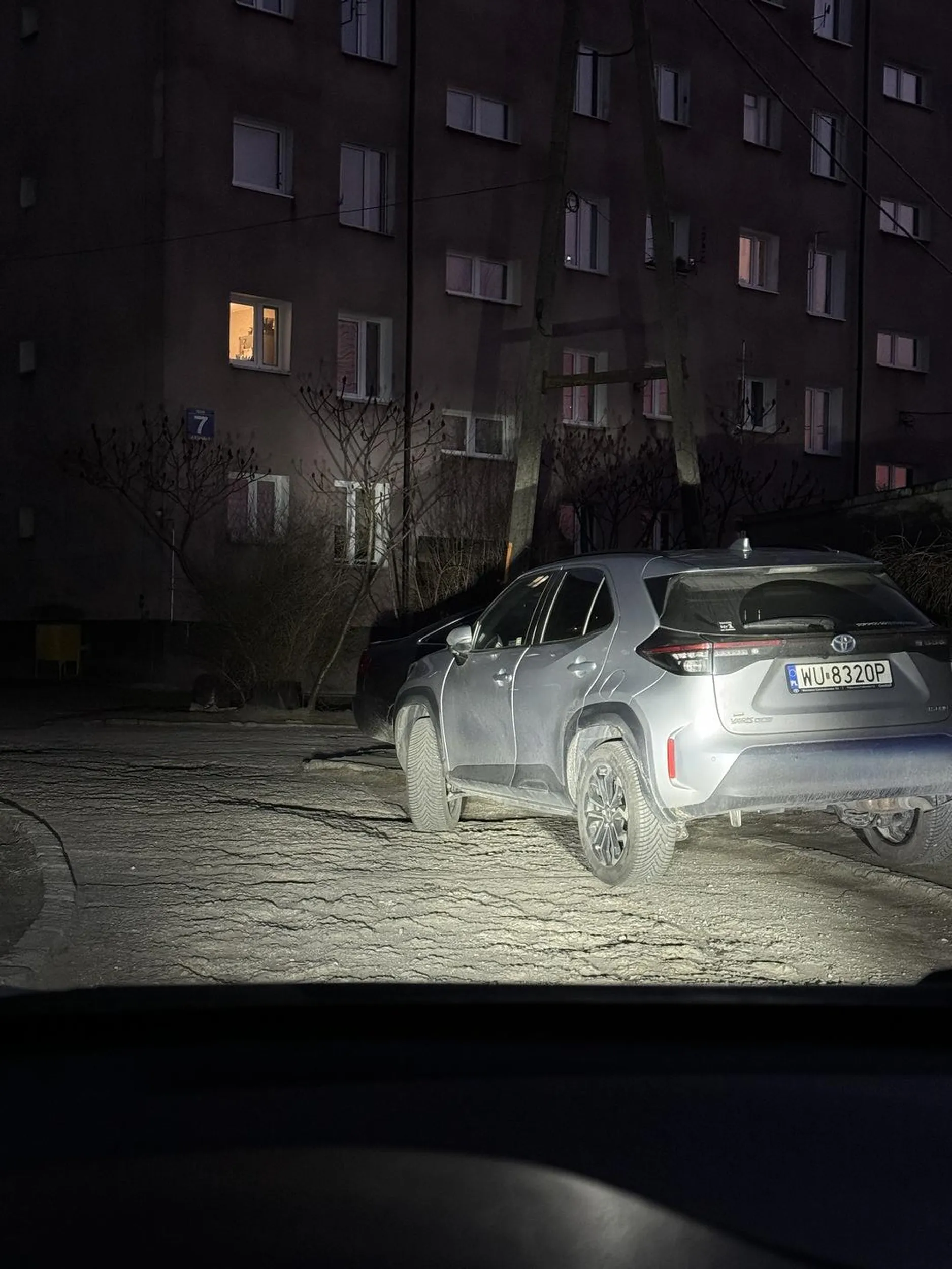 Kierowca który myśli że może parkować gdzie chce i zastawiać drogę wewnętrzna do garaży gdzie człowiek musi się przeciskać i jechać po krawężniku żeby ominąć takiego delikwenta.