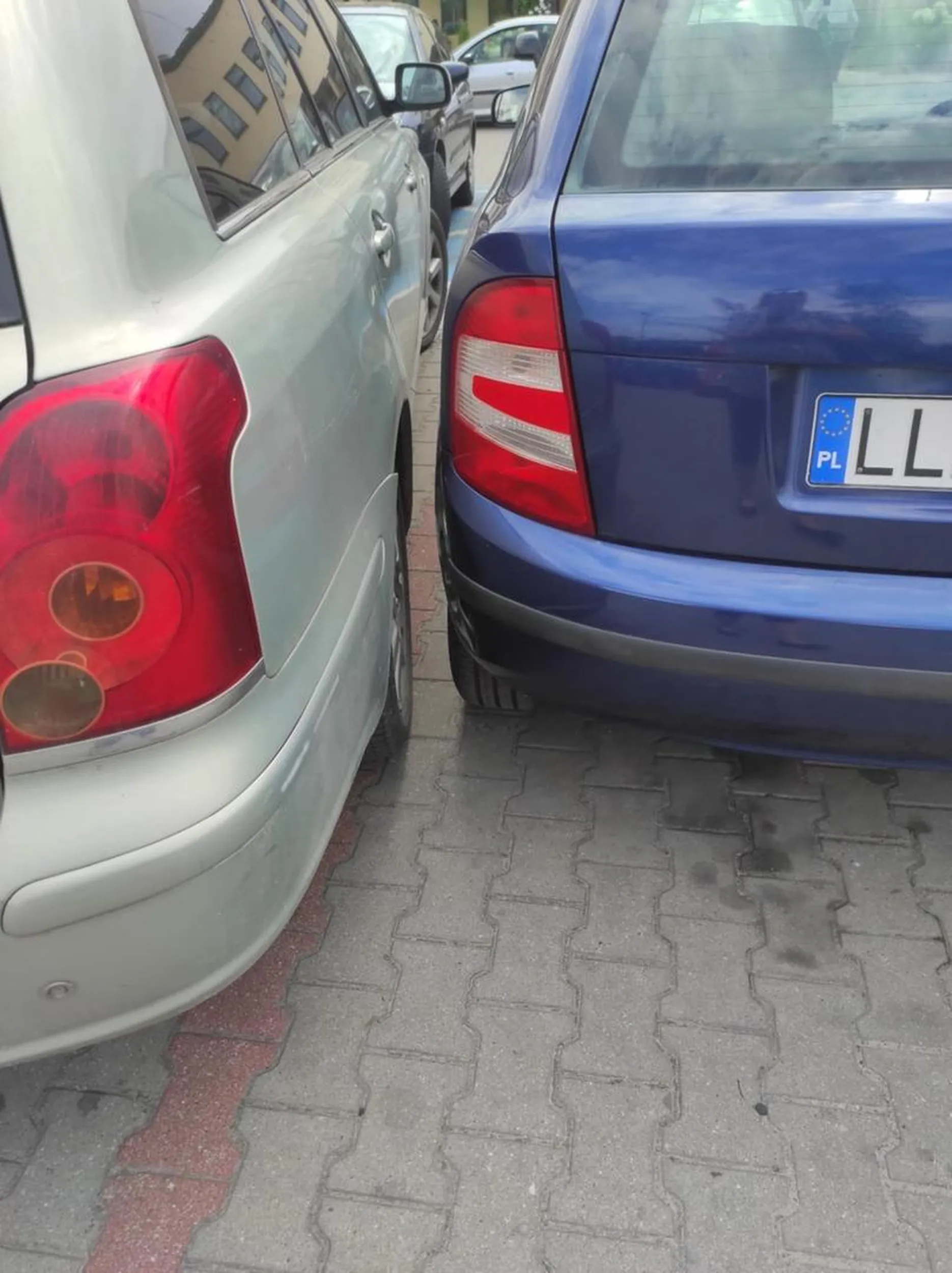 Pani z Toyoty nie widziała problemu w swoim parkowaniu i jeszcze miała problem, gdy po godzinie czekania na nią zaczęłyśmy dyskusje. Odjechała z piskiem. Obie strony jej samochodu przerysowane więc to nie pierwszy jej raz