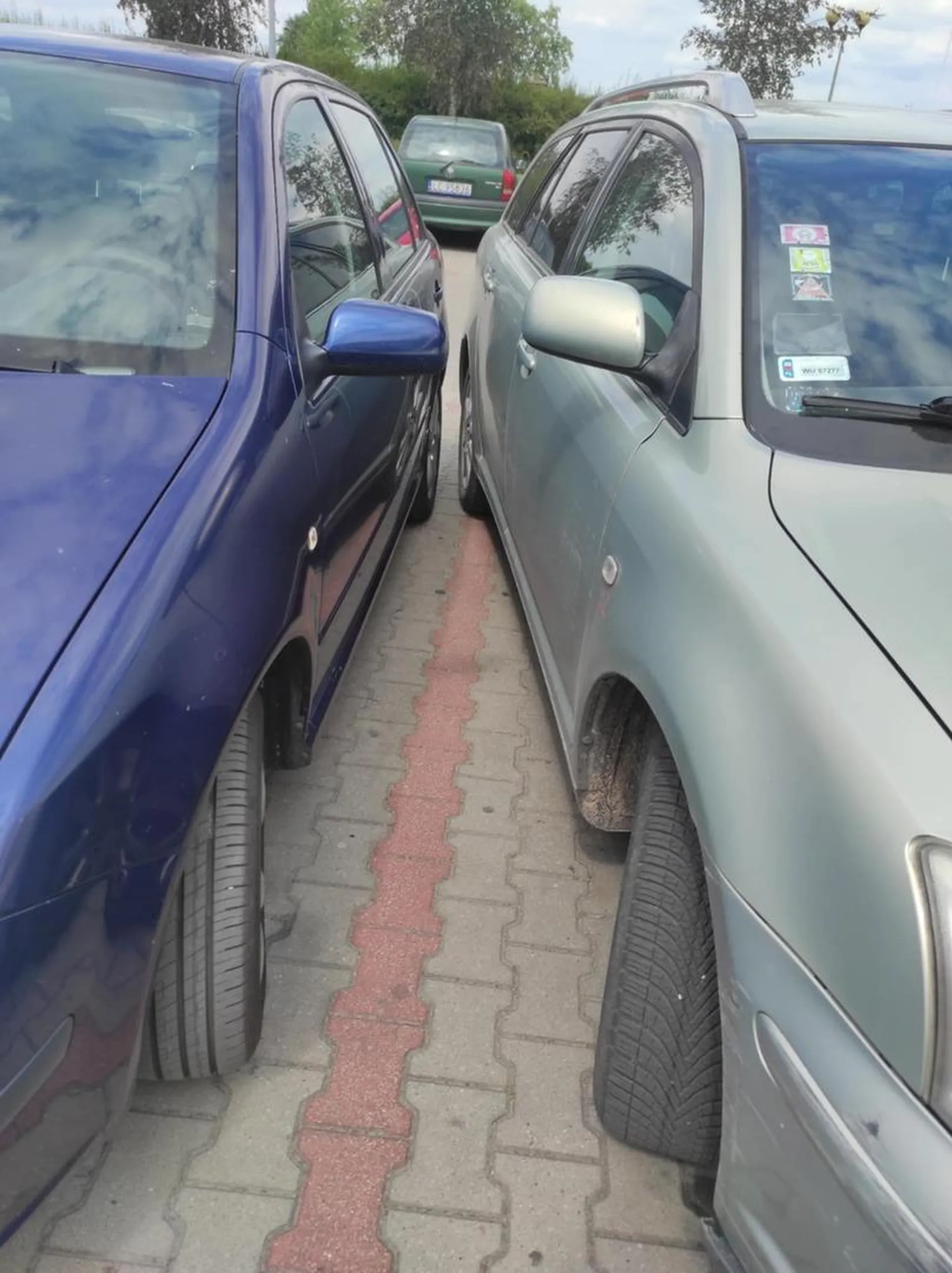 Pani z Toyoty nie widziała problemu w swoim parkowaniu i jeszcze miała problem, gdy po godzinie czekania na nią zaczęłyśmy dyskusje. Odjechała z piskiem. Obie strony jej samochodu przerysowane więc to nie pierwszy jej raz