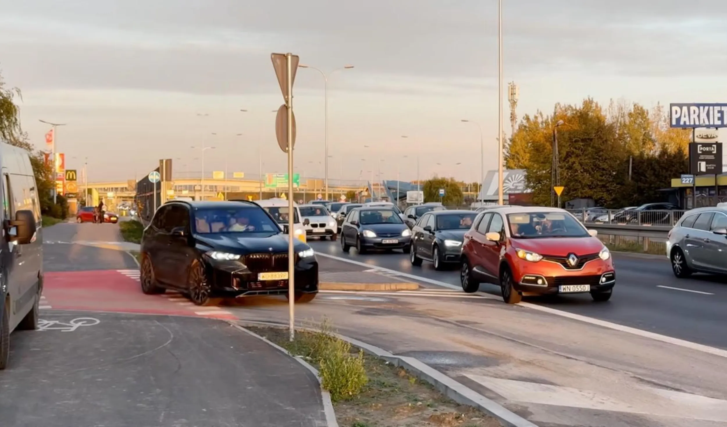 Omijanie korku skrzyżowaniem i drogą rowerową.