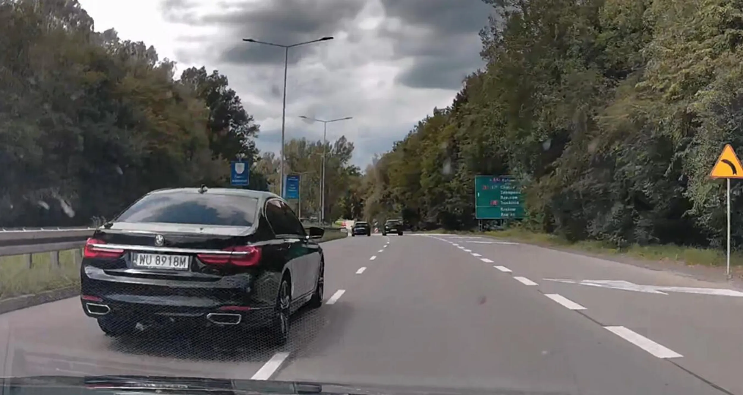 gość jedzie jak pierdoła, ale przyklejony do lewego pasa