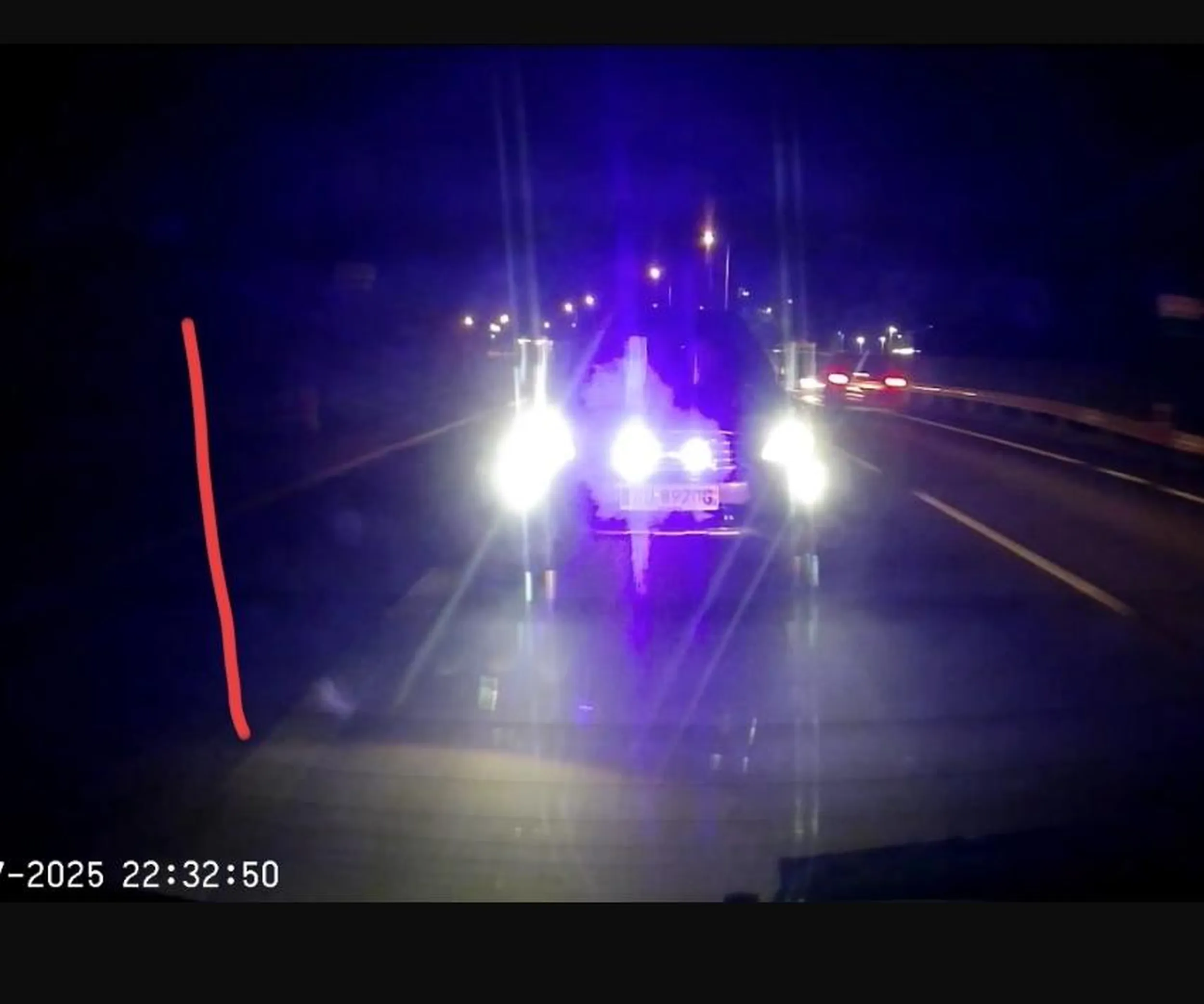 Mały siur, założył sobie niebieskie lampeczki i włacza jak tylko dojedzie Ci do zderzaka. Ale żeby zjechać to już odwagi nie ma, typ wyjaśniony ucieka jak pies z podkulonym ogonem