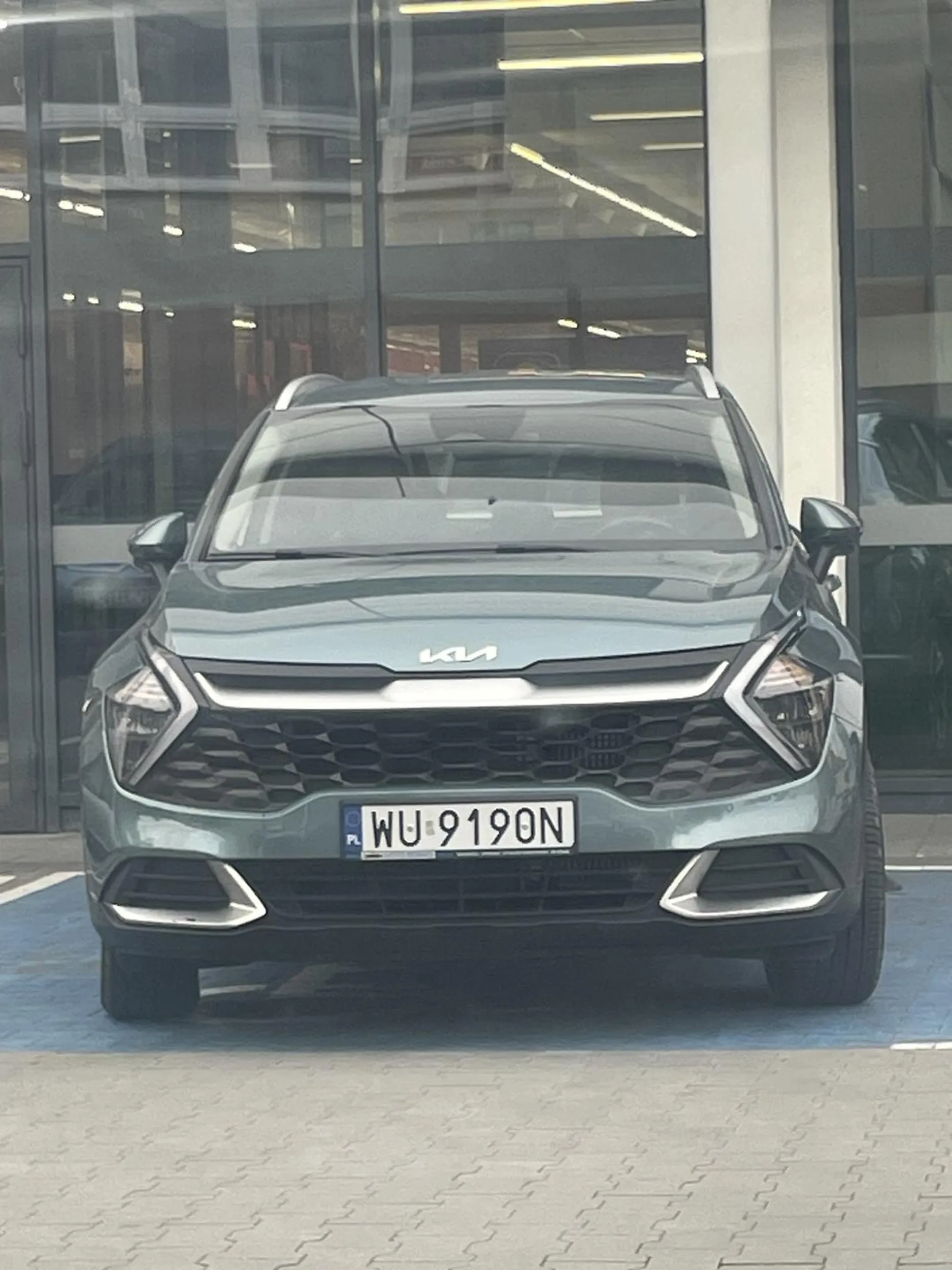 Młoda dziewczyno z blind niebieskimi włosami dnia 18.04 o 18:10 stajesz na miejscu dla niepełnosprawnych nie posiadając identyfikatora i poruszając się bez problemu blokujesz miejsce dla potrzebujących. Wstydź się