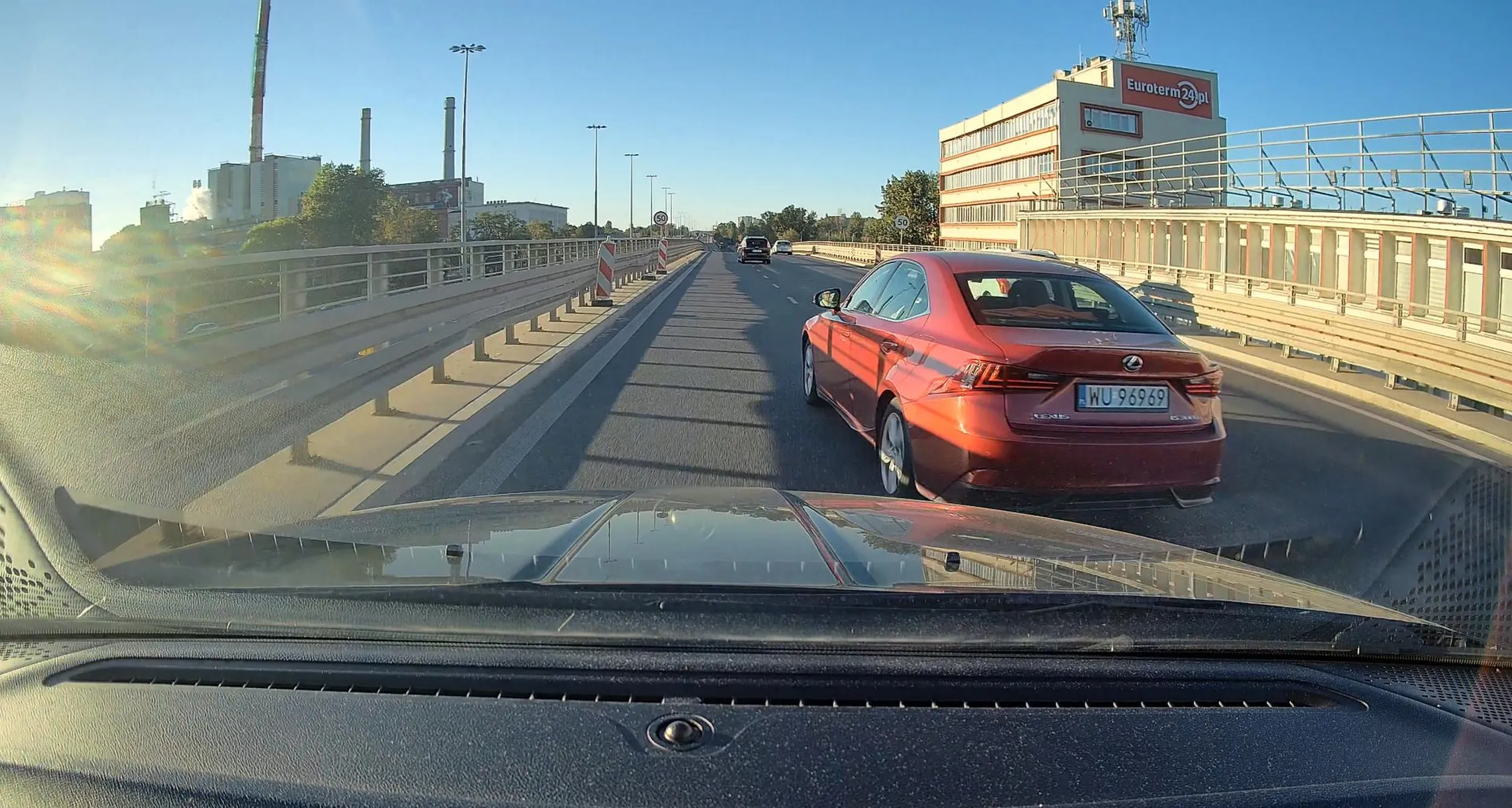 Zmiana pasa bez kierunkowskazu i zbyt mały odstęp od innych aut – niebezpieczne zachowanie na drodze