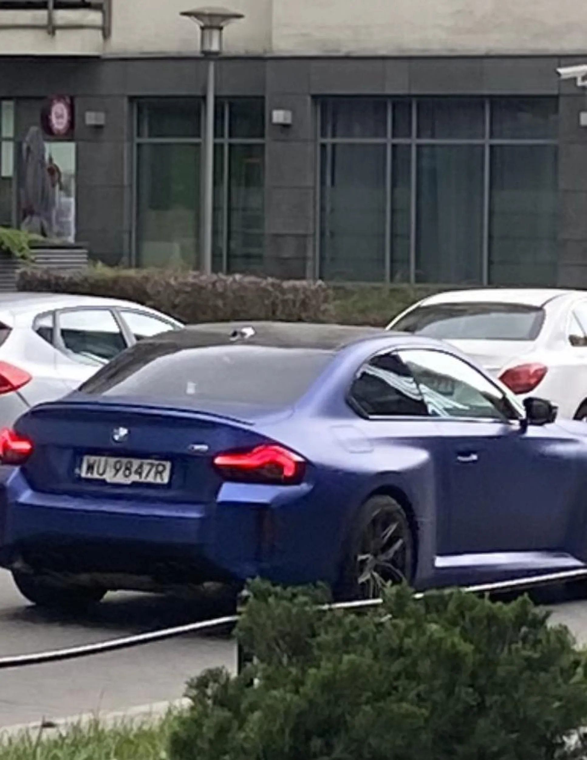 Huj posrany w BMW bedzie trabil na samochod oczekujacy na wjazd do bramy , bo huj posrany chce jechac prosto a musi zaczekac az sie zwolni przejazd. Jebnij sie w czerep .