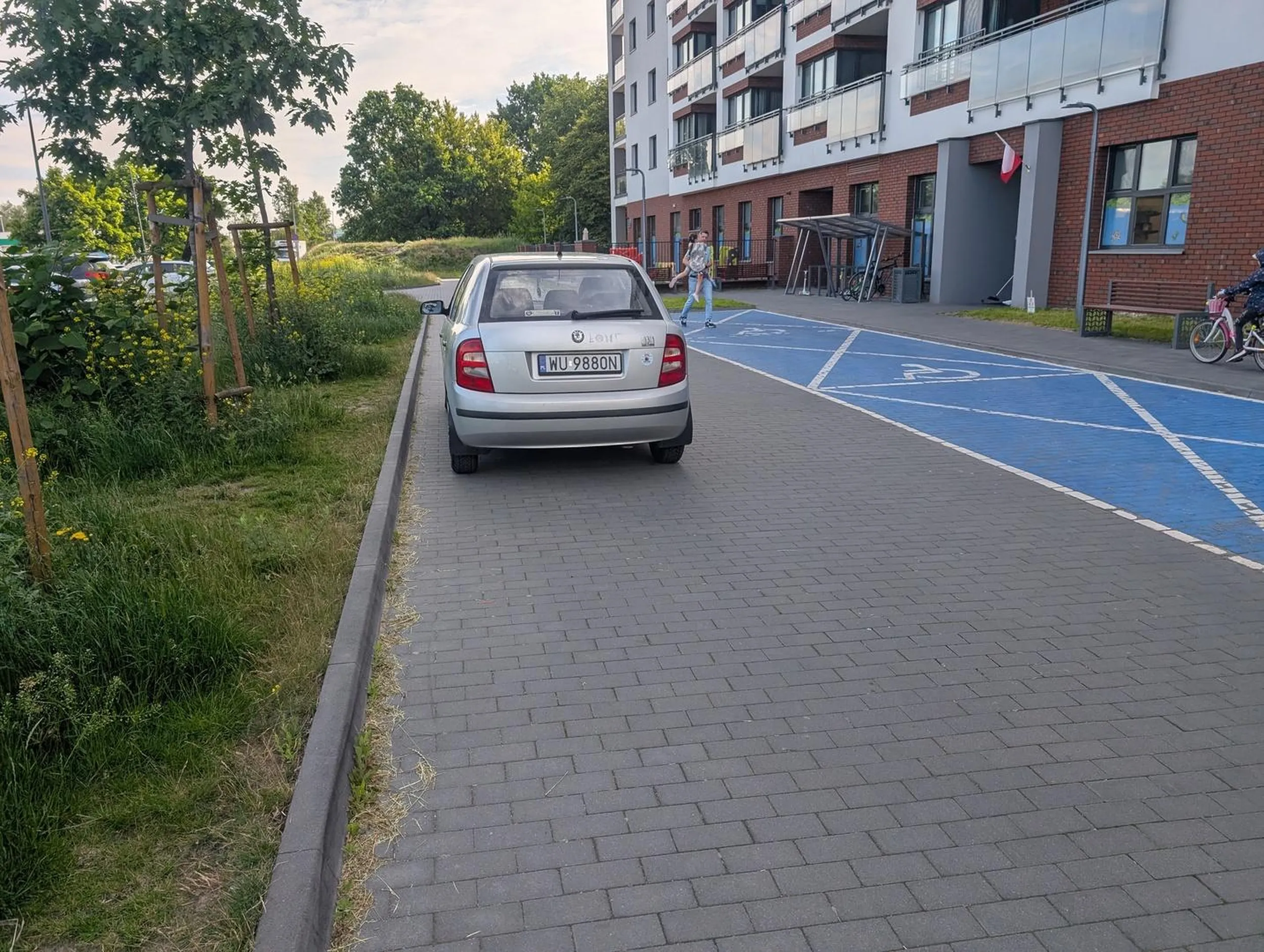 Zaparkował pod samym wejściem do przedszkola, chociaż parking z wolnymi miejscami jest aż 5 metrów dalej.