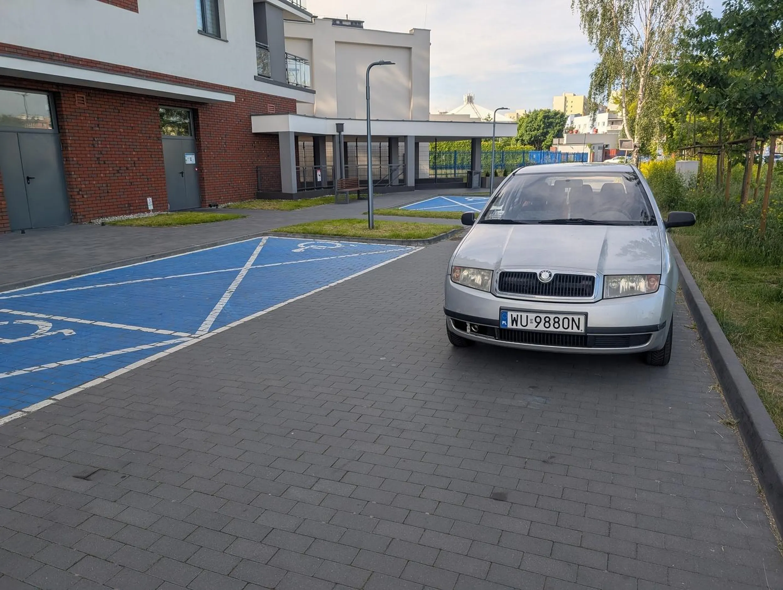 Zaparkował pod samym wejściem do przedszkola, chociaż parking z wolnymi miejscami jest aż 5 metrów dalej.