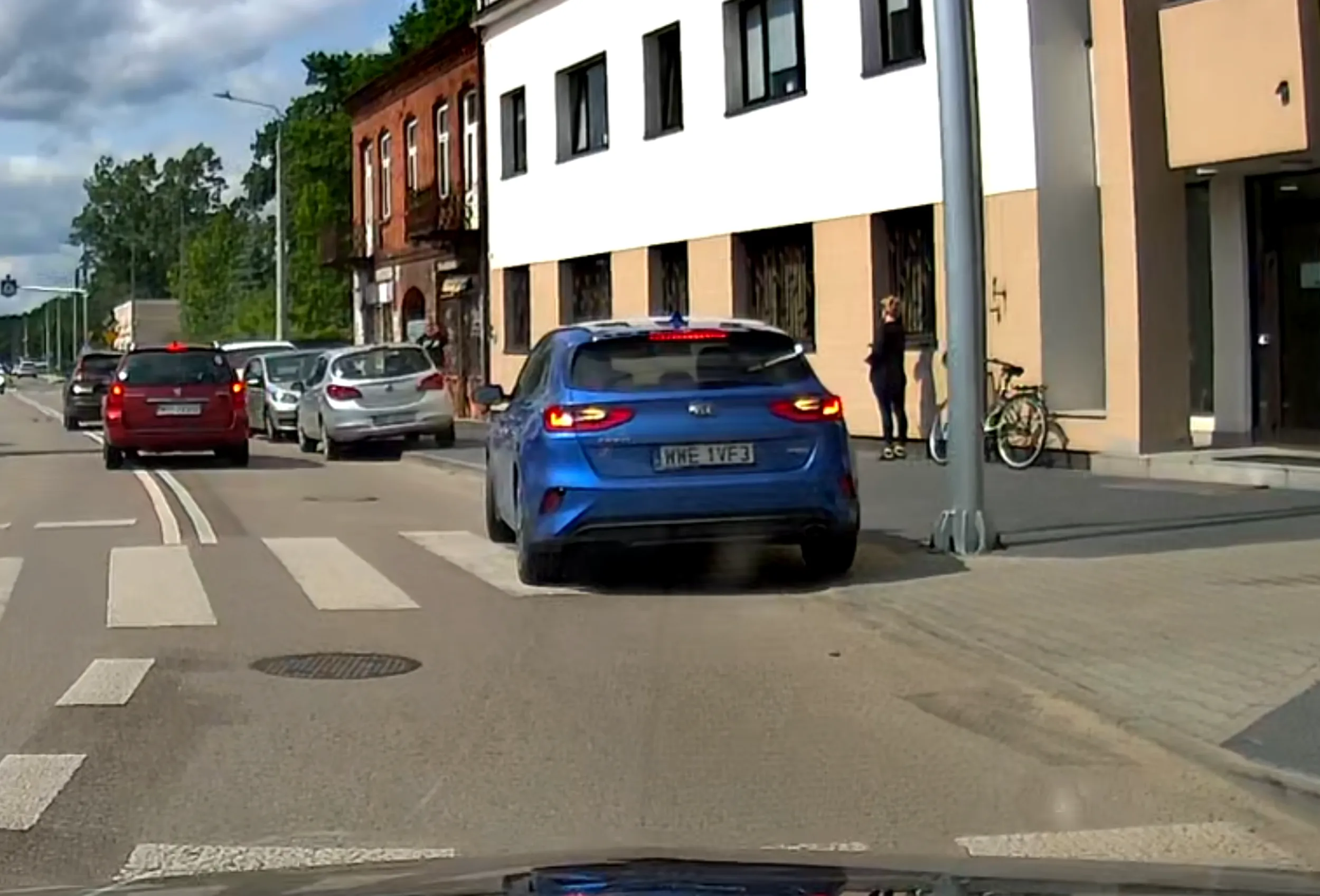 Parkowanie centralnie na przejściu dla pieszych, co doprowadziło do zdarzenia w którym osoba na wózku inwalidzkim musiała przejechać przez krawężnik przez co spadła z wózka. Brak myślenia kierowcy. Do tego wszystkiego kilkaset metrów dalej pojechała w prawo pasem do jazdy prosto