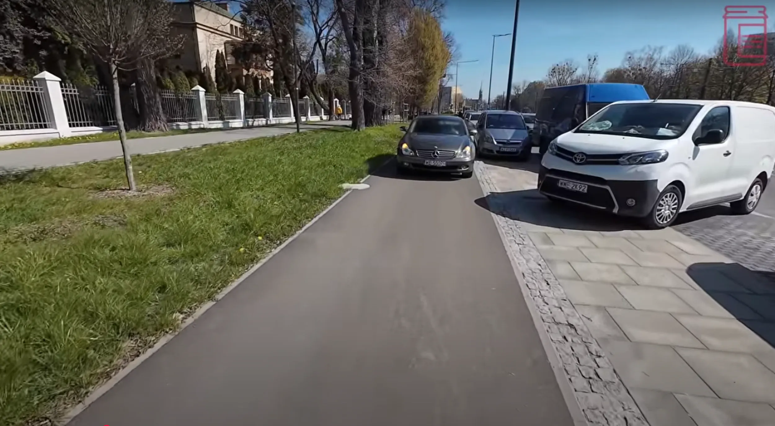 Parkowanie na chodniku nie pozostawiwszy 1,5 metra wolnego miejsca dla pieszych