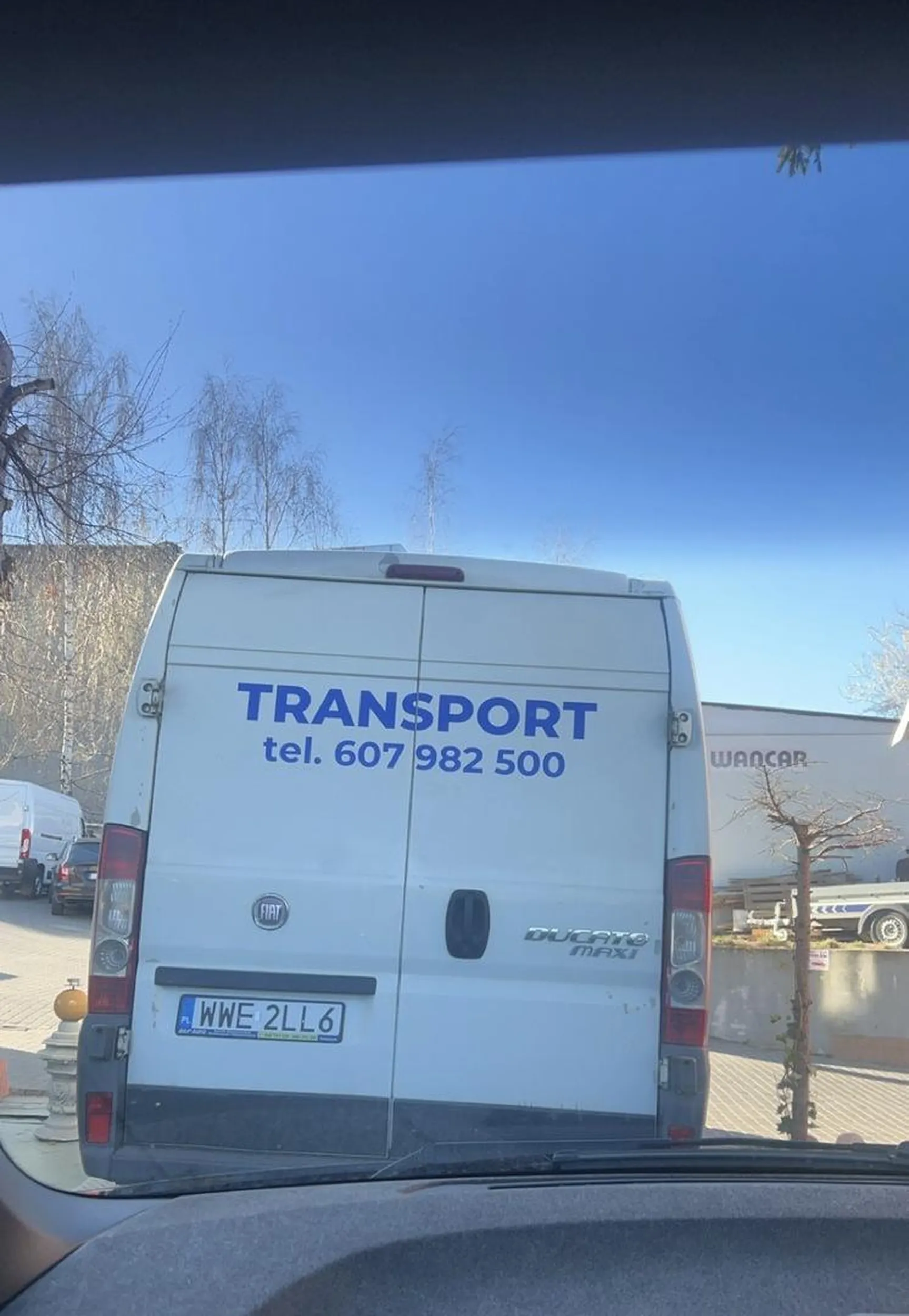 Stary pajac ledwo wjeżdża na czyjąś prywatną posesje i zastawia przejazd...