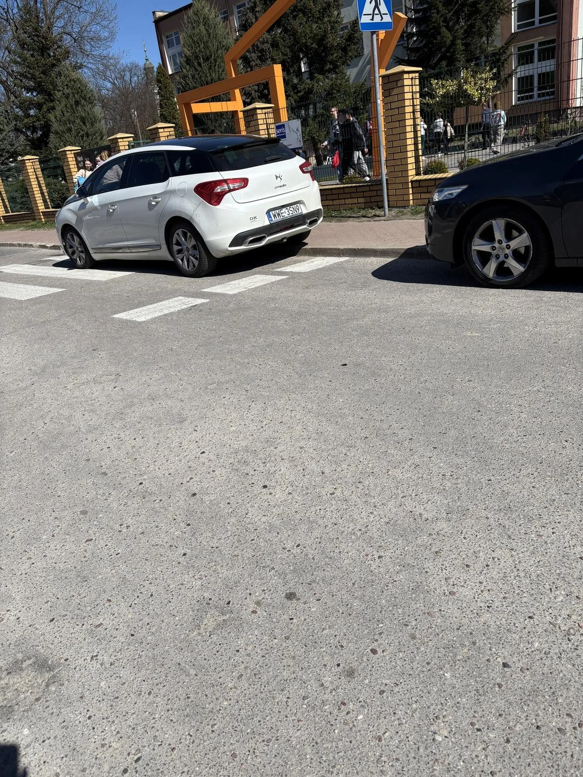 Pani idealna ( nauczycielka) stoi na pasach