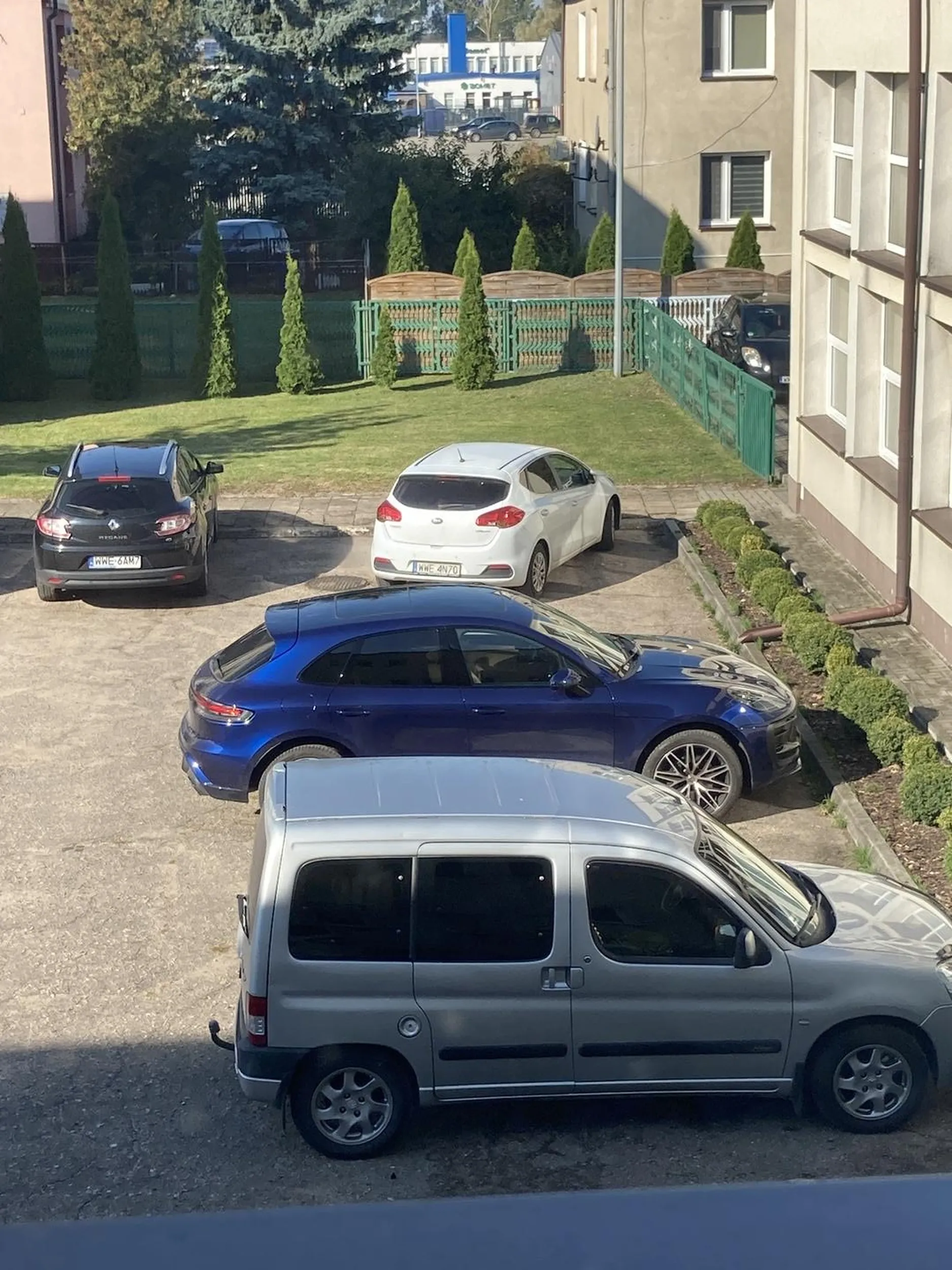 Nie umie parkowac staje na trzech miejscach