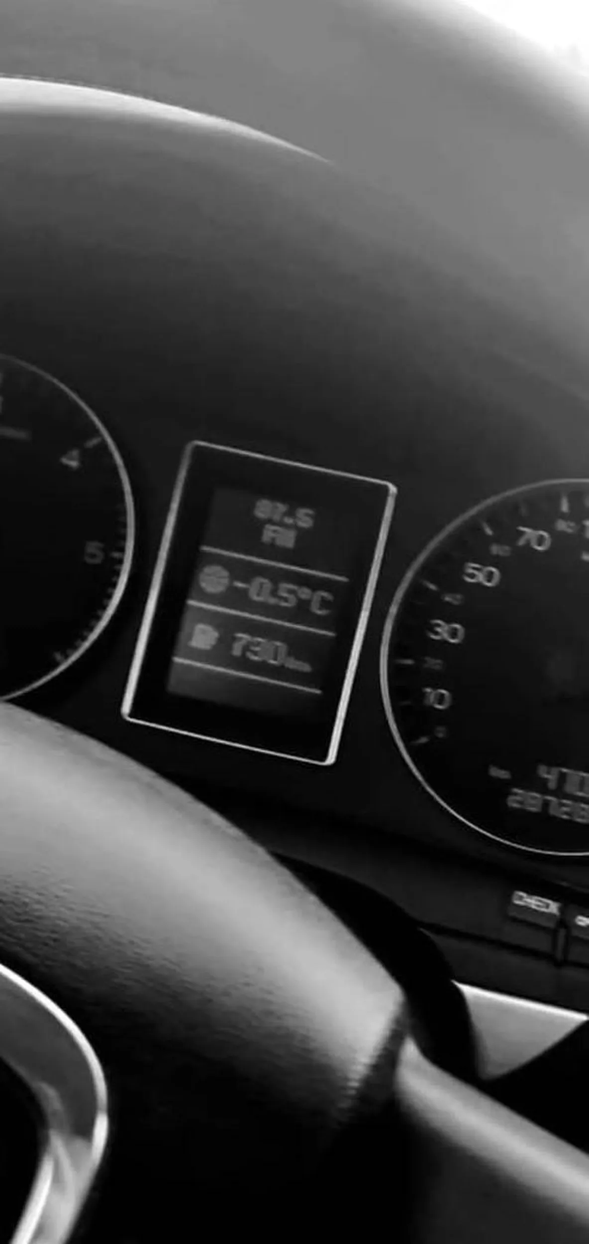 wyprzedza na pasach przed pszedszkolem prawie potraca dziecko po zwroceniu uwagi krzyczy ze klocki sie koncza i nie ma jak wychamowac