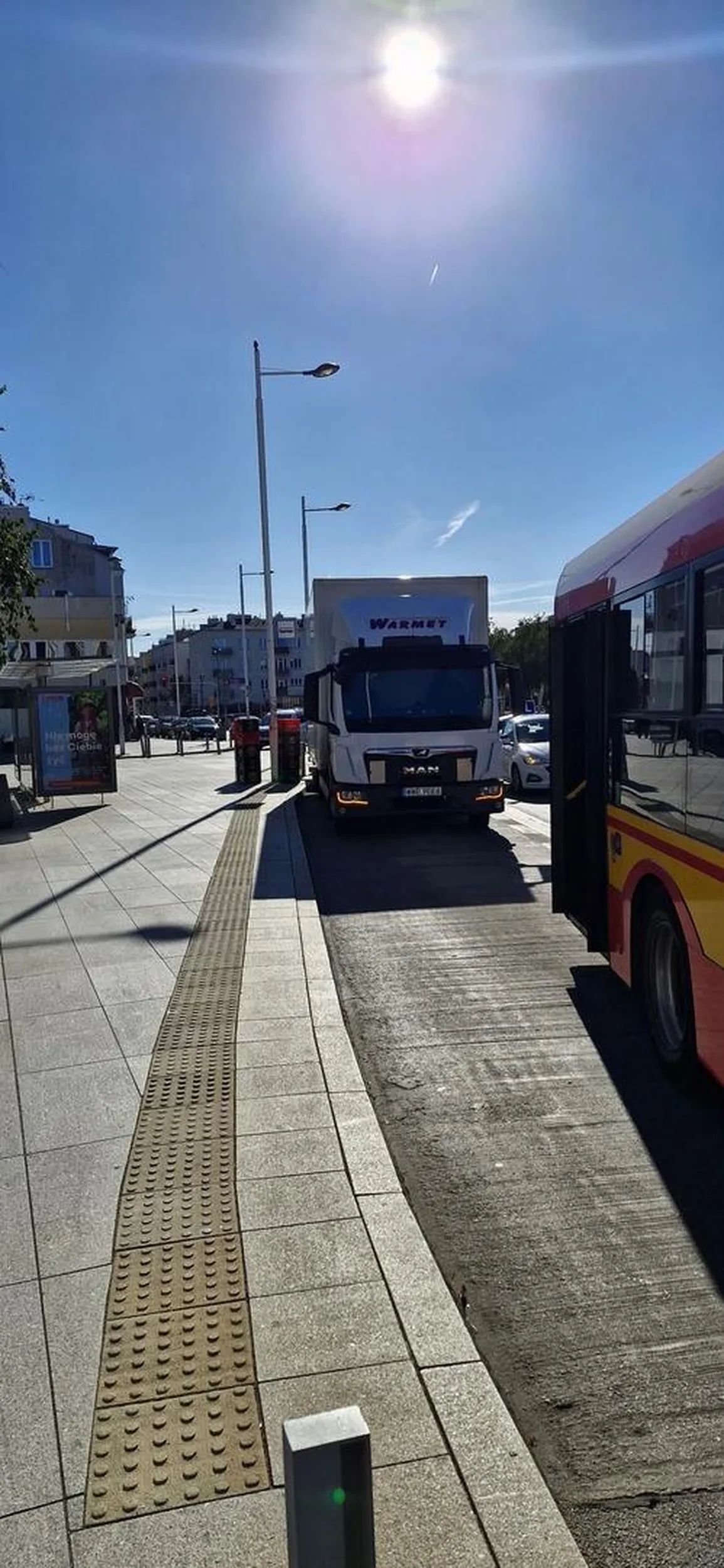 Baran blokujacy przystanek autobusowy