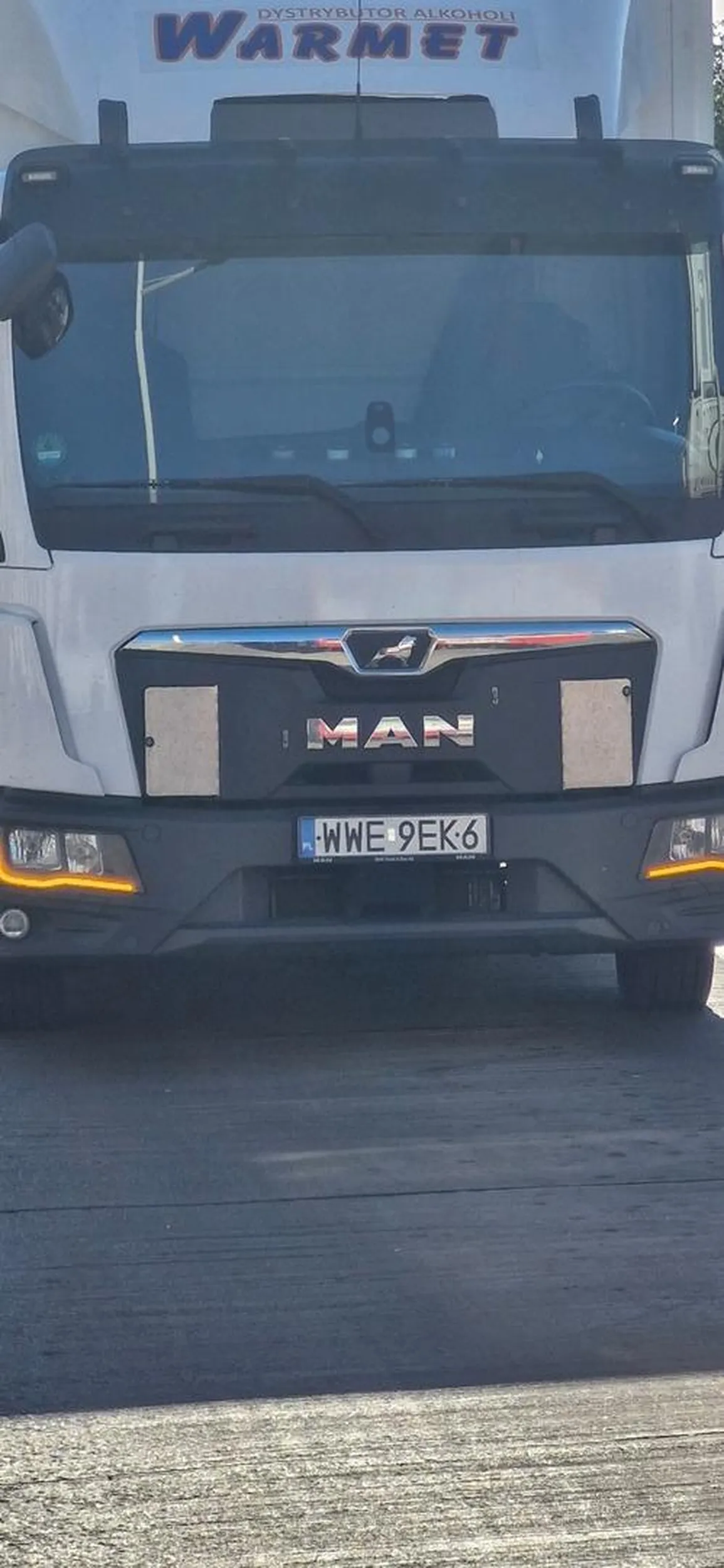 Baran blokujacy przystanek autobusowy