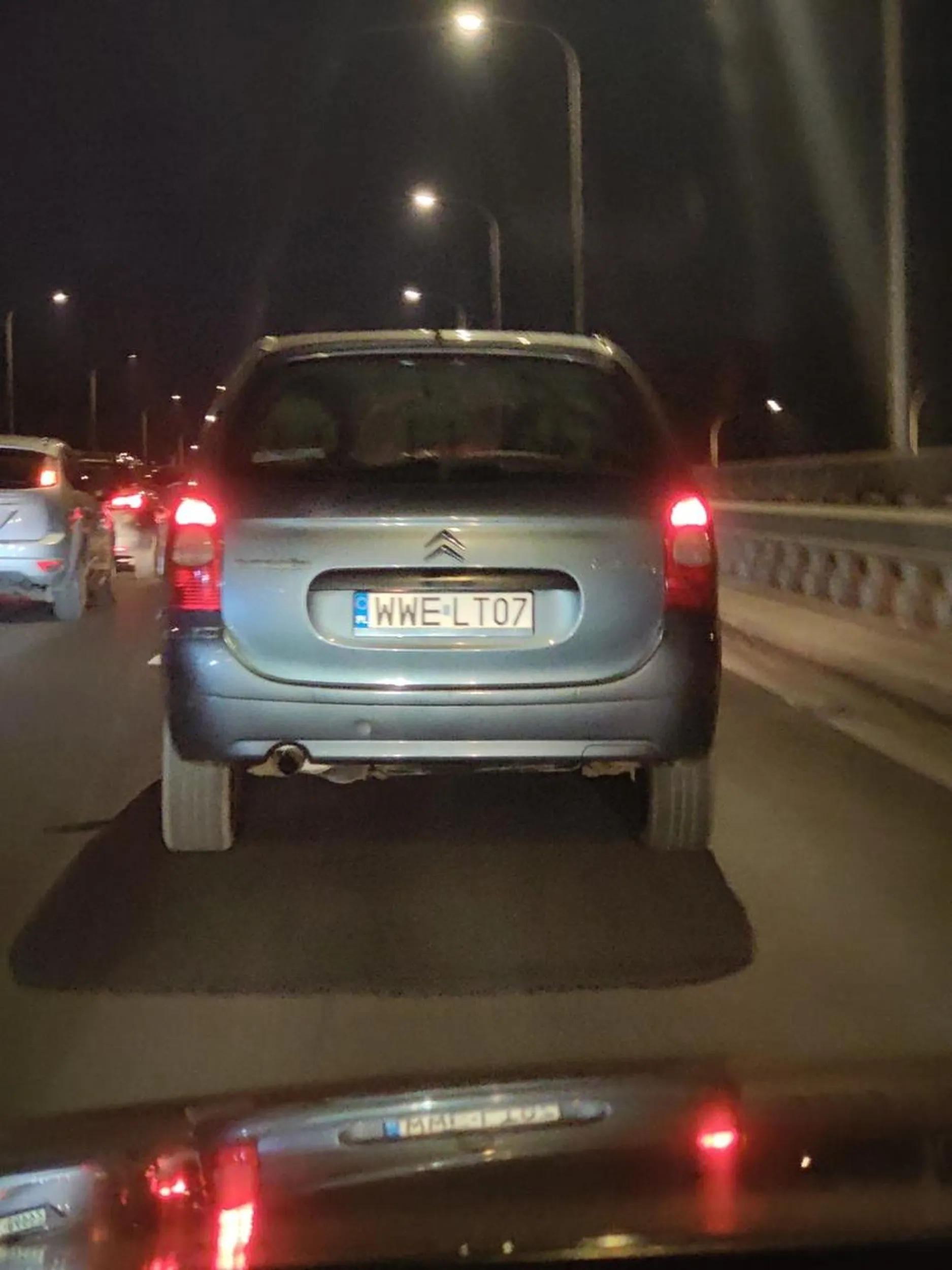 Typowy cham i prostak. Kończy mi się pas a cham jeszcze podjeżdża żeby nie wpuścić musiałem hamować żeby ratować jego dupę bo byłaby jego wina