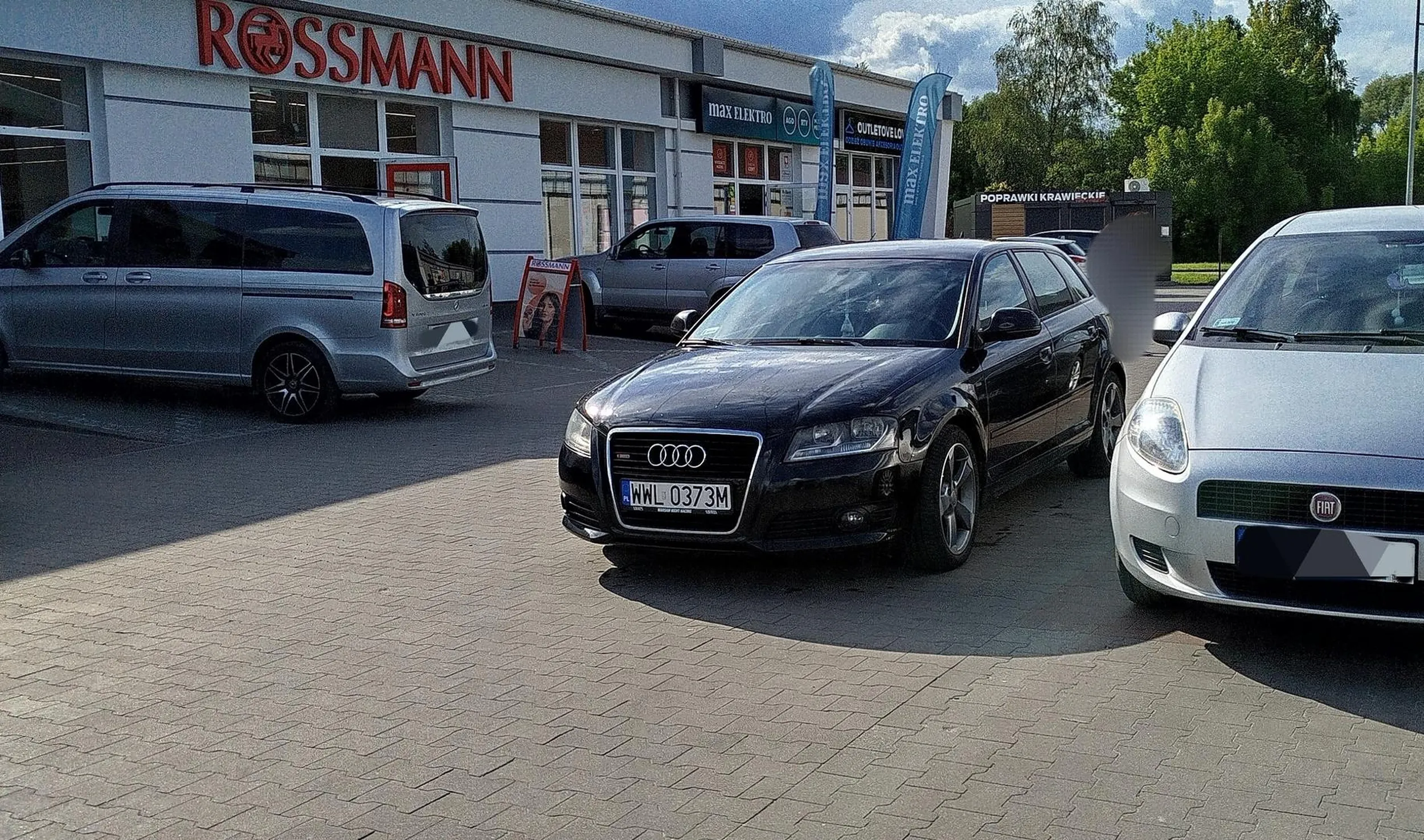 Piękne parkowanie, blokujące połowę przejazdu