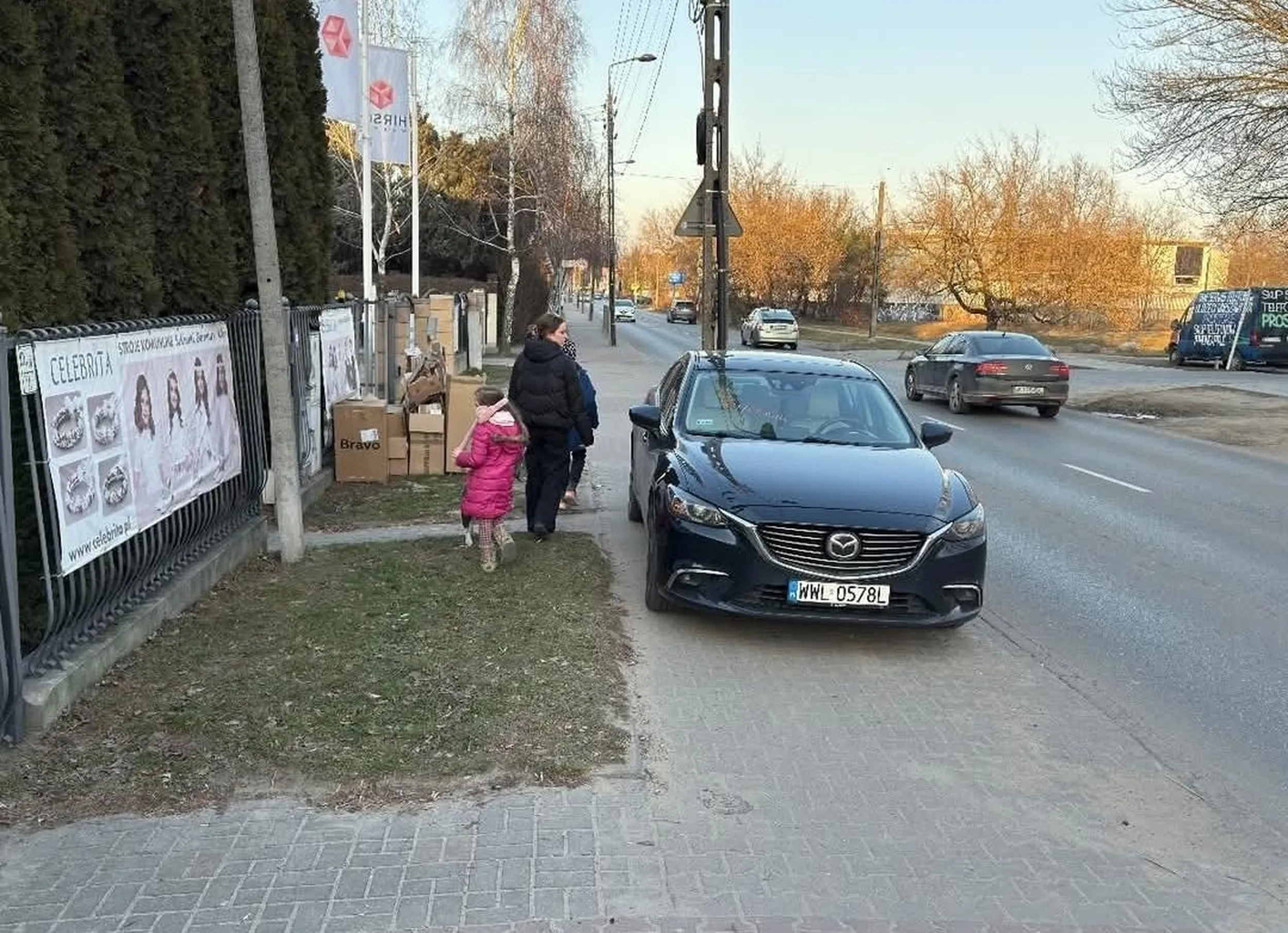 Brawo dla tego kierowcy za zajęcie całego chodnika ?