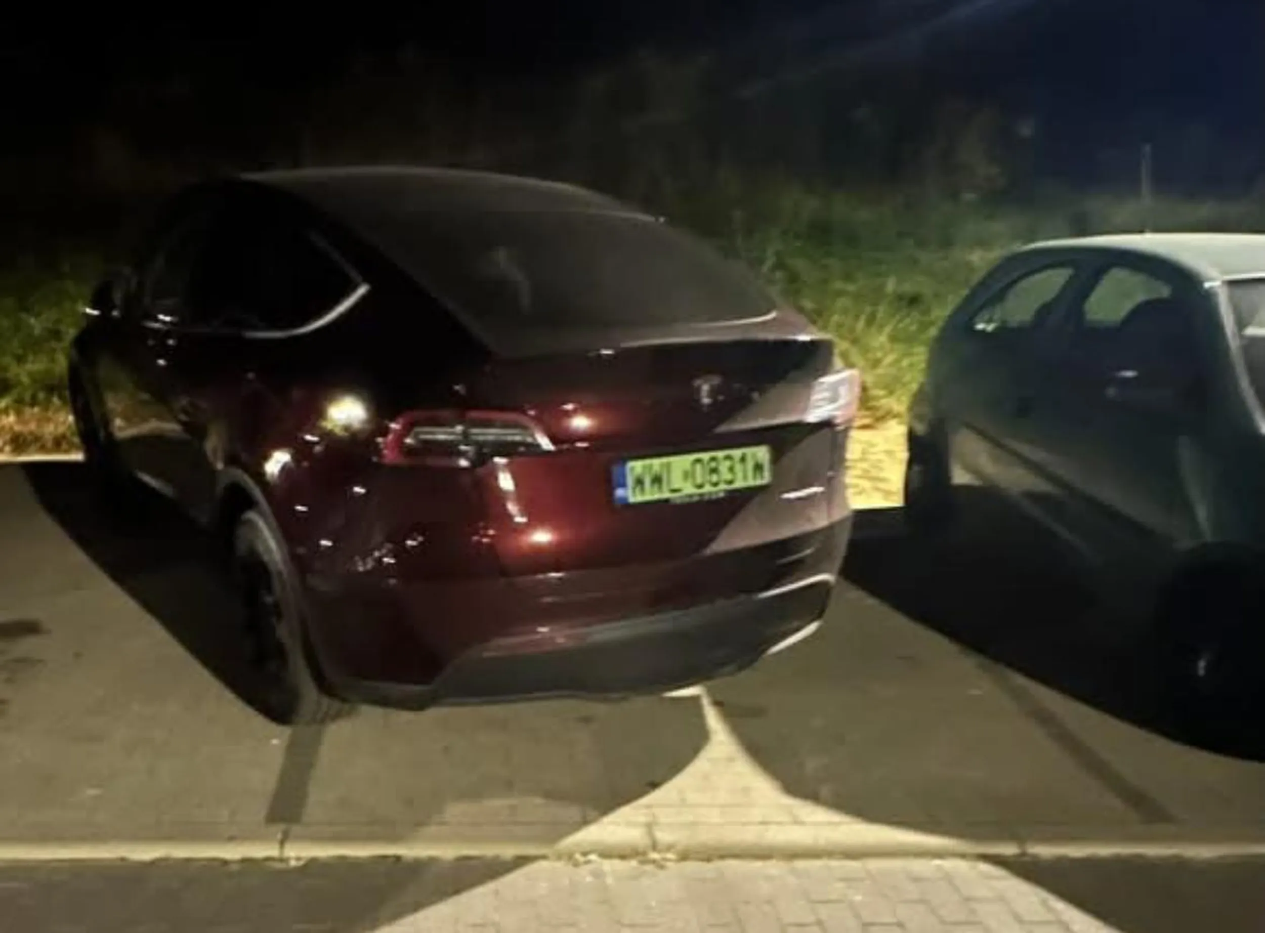 Tak parkuje ten typ i jeszcze sie sadzi ze miejsce rezerwuje na drugie auto.