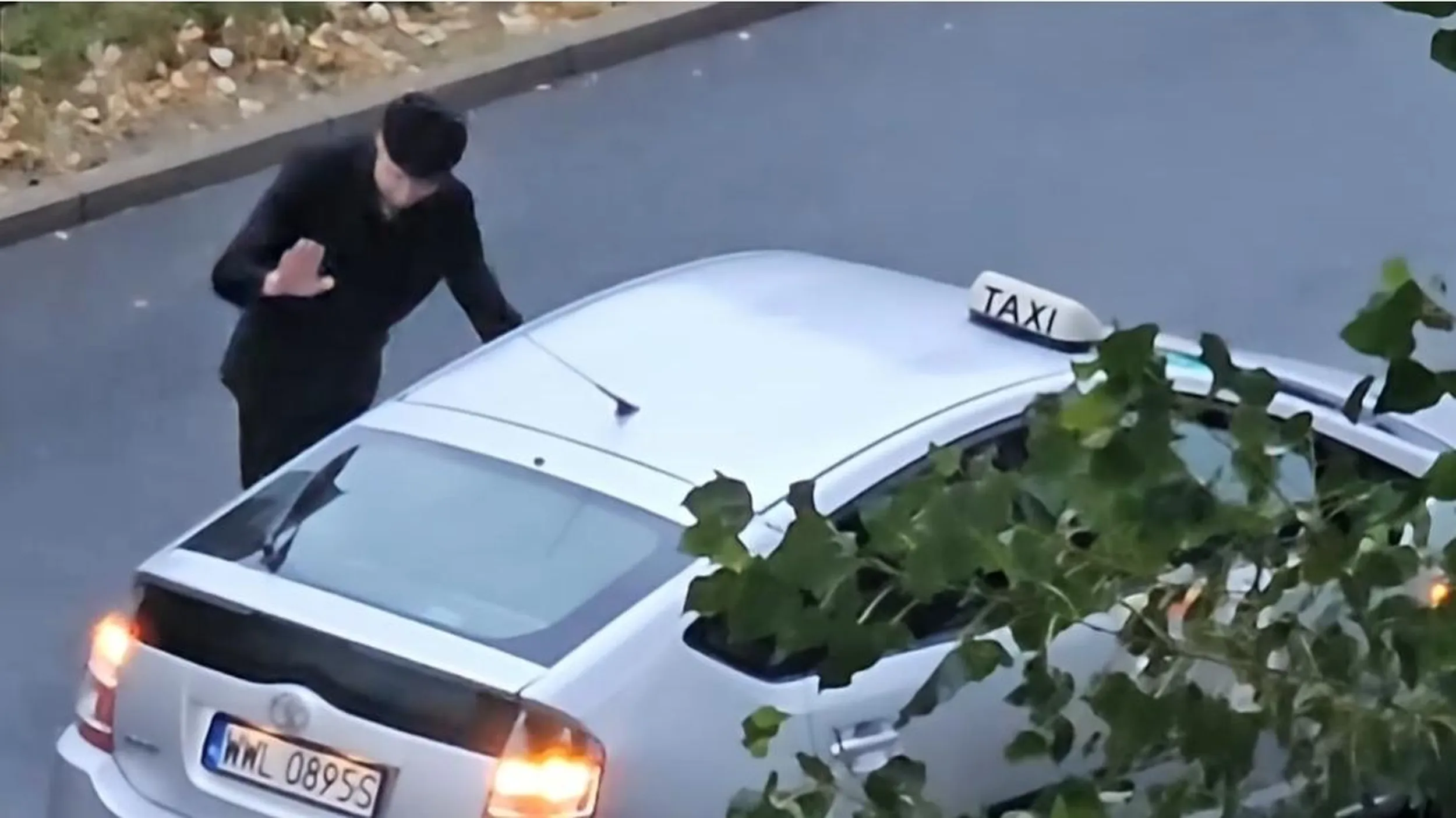 Uwaga na tego taksiarza! Wozi po mieście jakiegoś typa, który atakuje ludzi na ulicy.