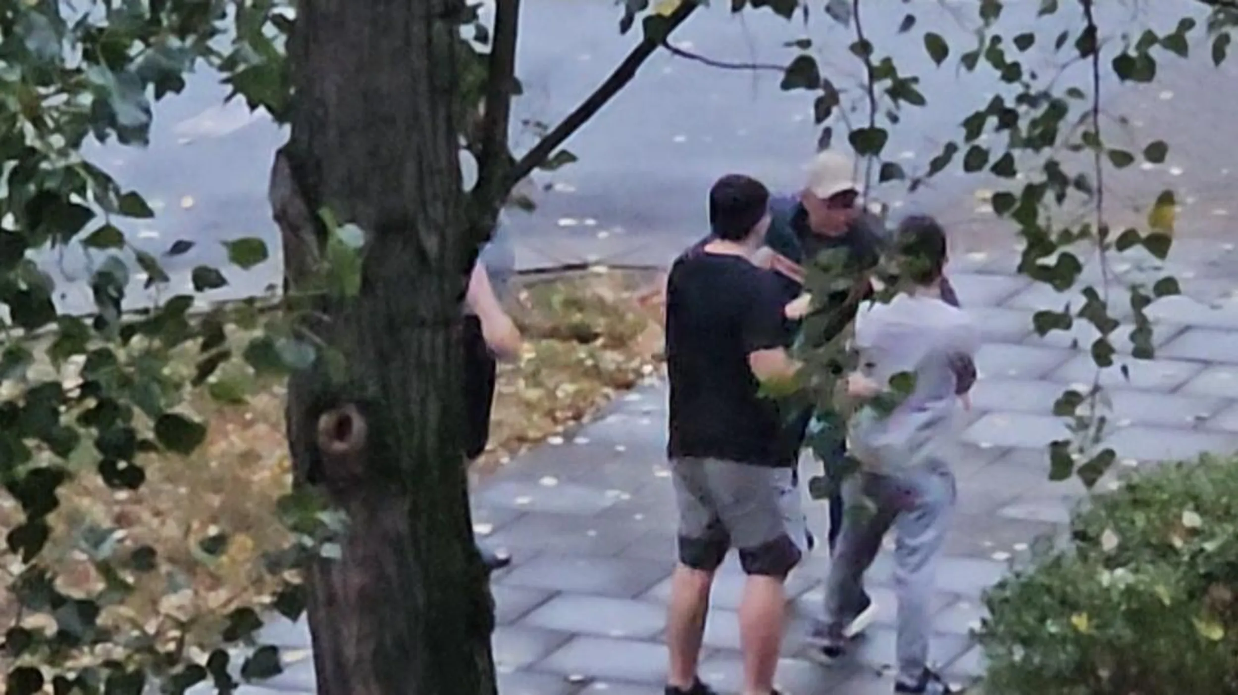 Uwaga na tego taksiarza! Wozi po mieście jakiegoś typa, który atakuje ludzi na ulicy.