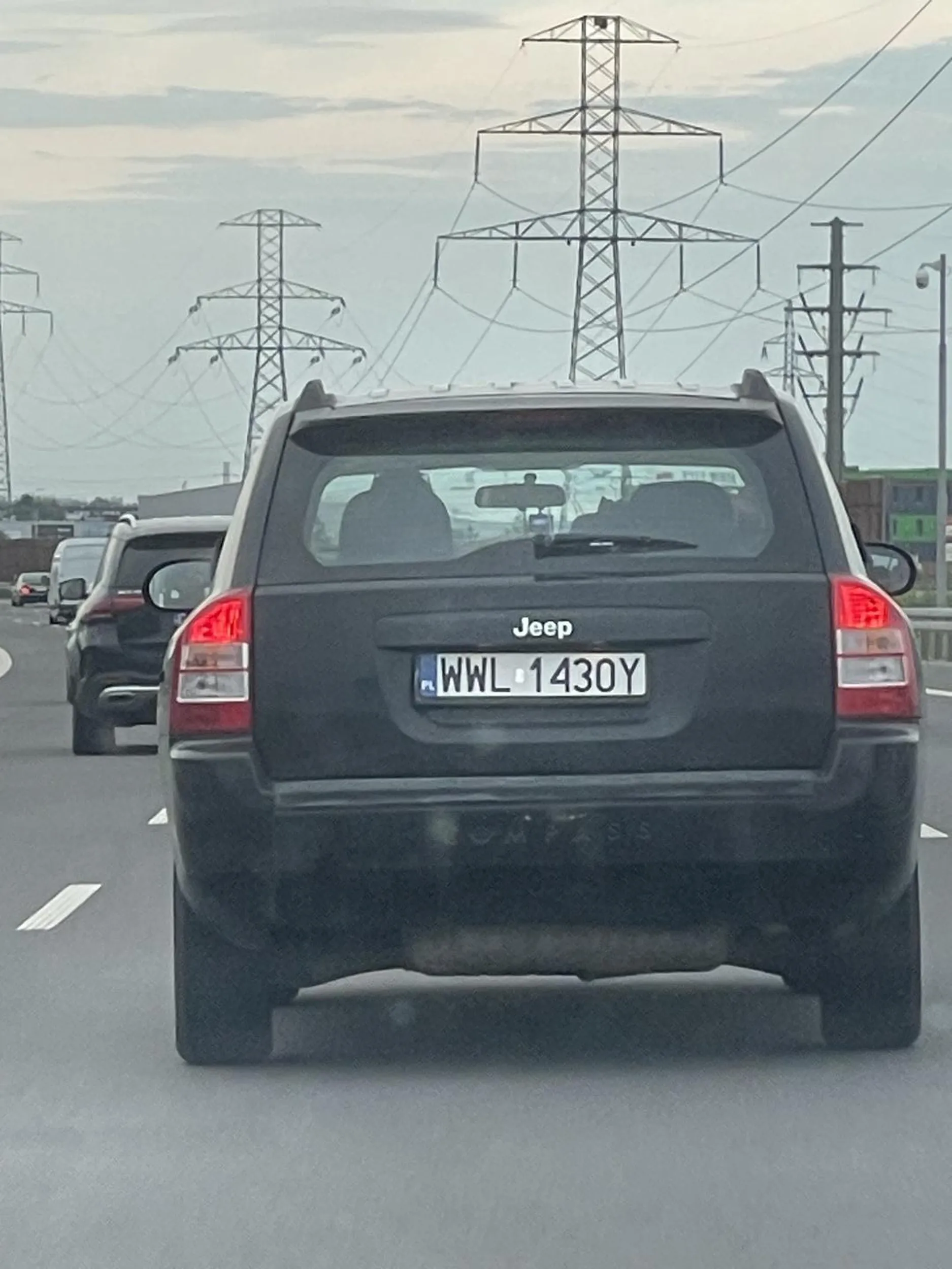 Samobójca, jedzie ekspresówką i nagle zmienia pas przed maskę, bez żadnego kierunkowskazu. Polecam trochę więcej wyobraźni na przyszłość, bo jak ty nie chcesz żyć to chociaż nie narażaj innych na śmierć.