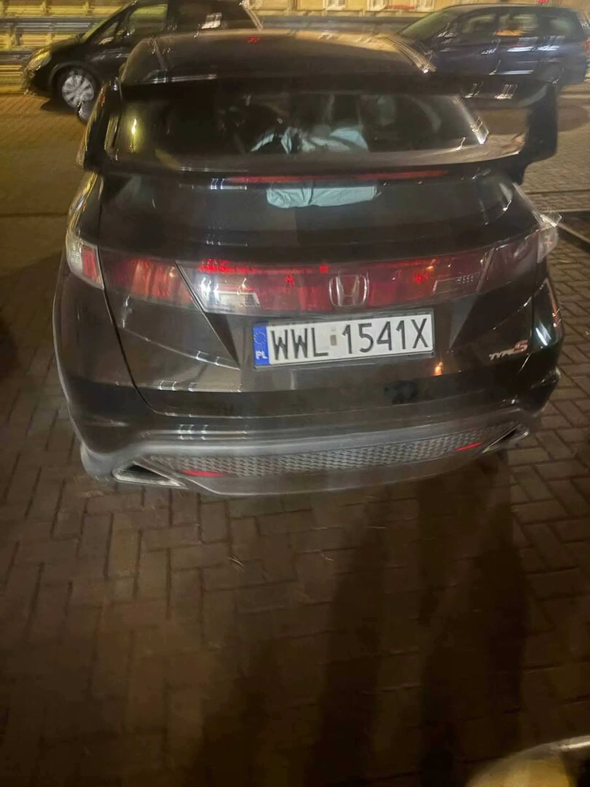 Kretyn, który złamał i wyrzucił pachołki drogowe przed moim sklepem, do którego należą dwa miejsca parkingowe