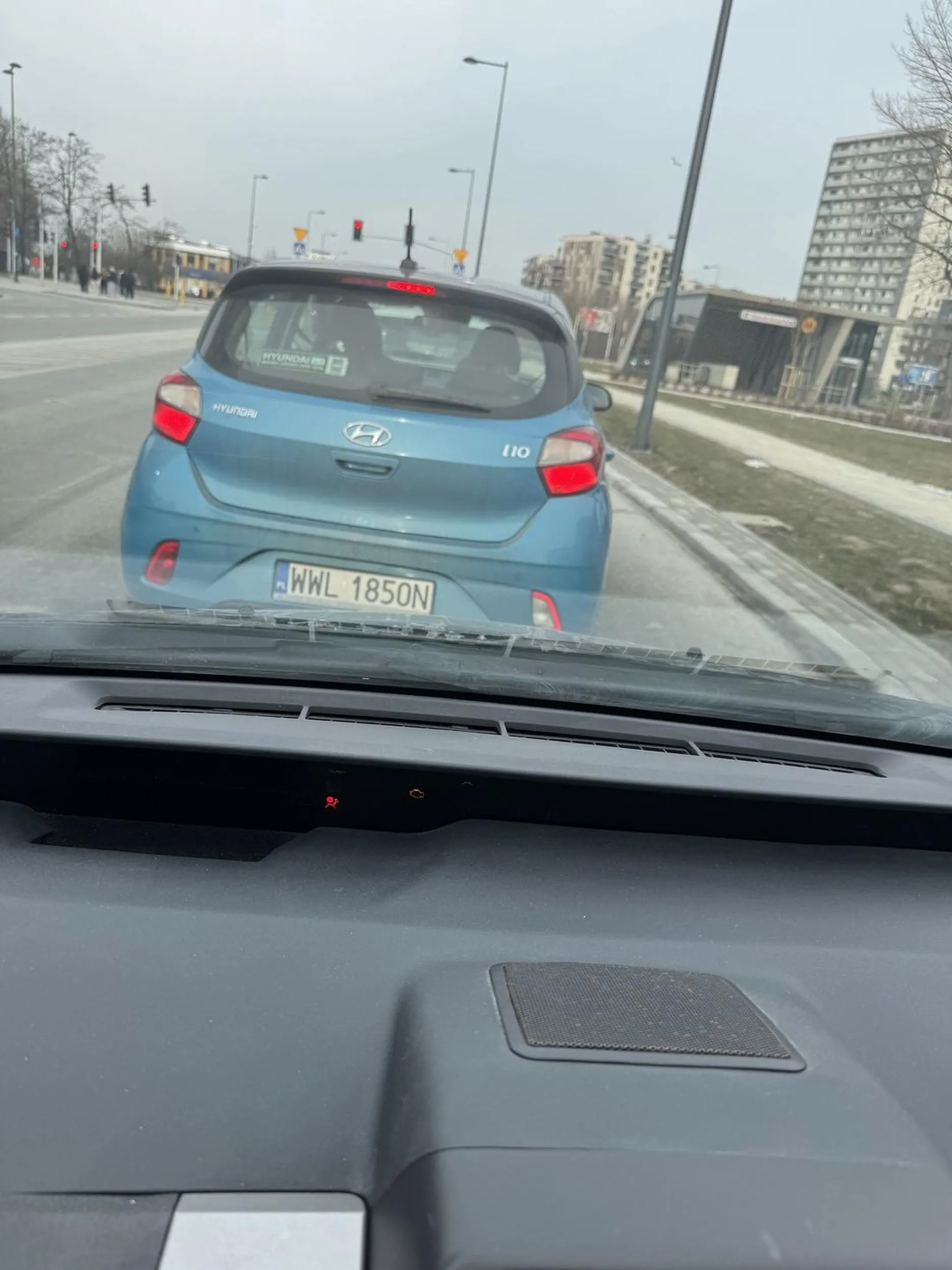 W samochodzie jest dziecko, stwarza to sytuację awaryjną.