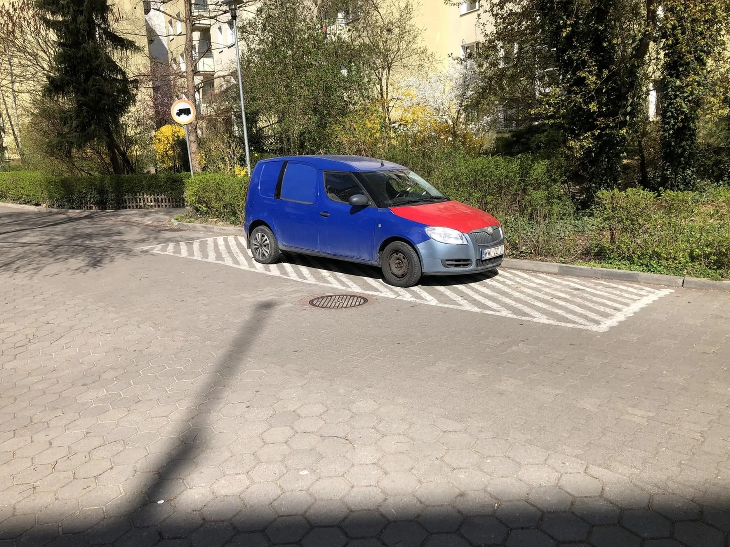 Naruszenie zakazu parkowania na powierzchni wyłączonej z ruchu (P-21) to nie tylko wykroczenie, ale przede wszystkim brak odpowiedzialności. W sytuacji kryzysowej, takiej jak pożar, zablokowanie drogi dojazdowej dla służb ratunkowych może mieć katastrofalne skutki.