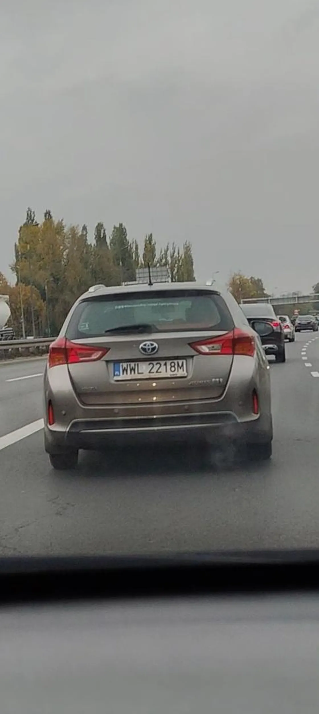 Zdecyduj się - albo jedziesz z normalną prędkością po mieście, albo prowadzisz rozmowę z telefonem w ręku. Jazda na trójpasmówce środkowym pasem z prędkością 30 km/h kiedyś spowoduje u Ciebie wjazd w dupę Twojej Toyoty.