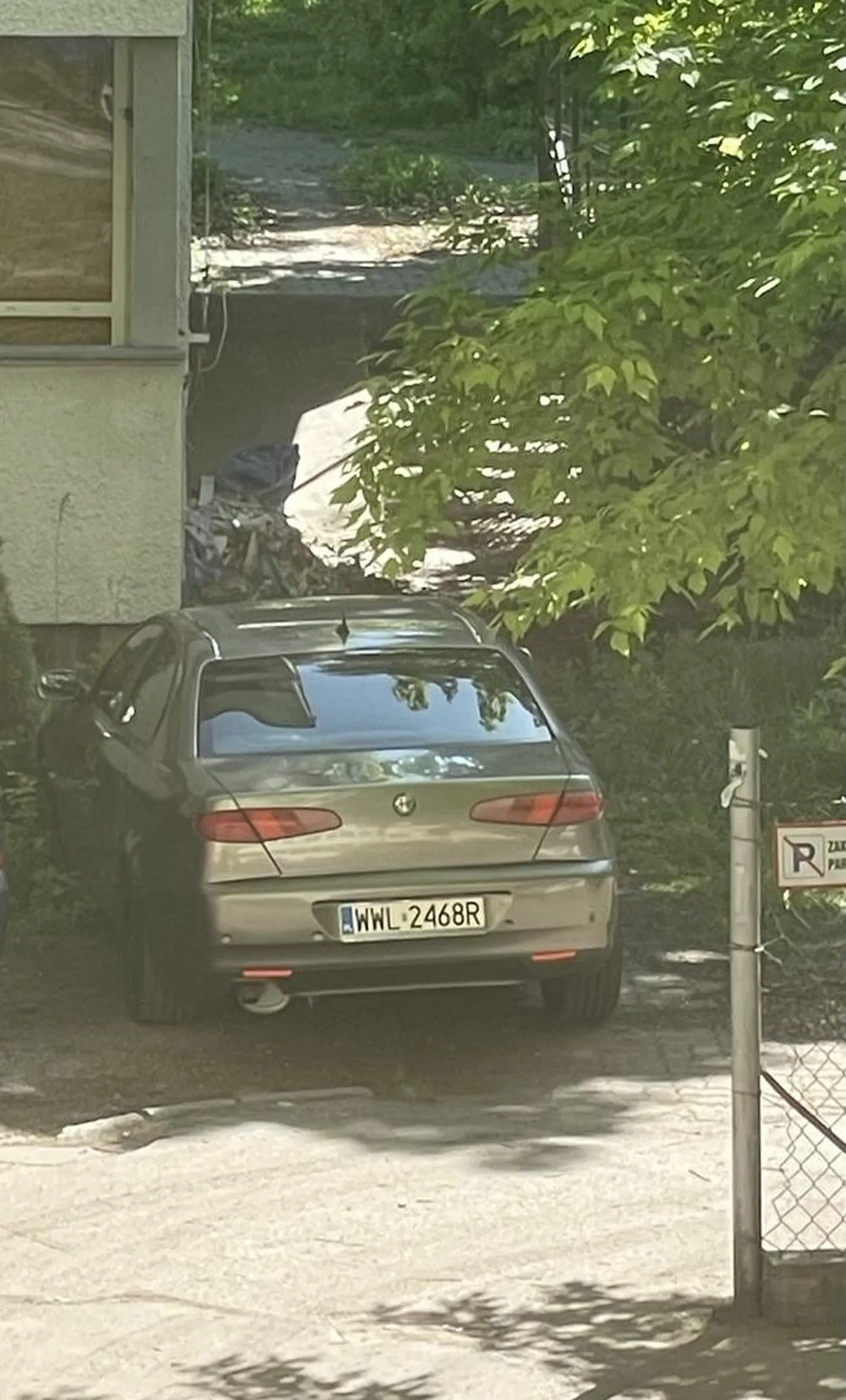 Przyjechał swoją Alfą na warszawski Mokotów (Służewiec), zaparkował między młodymi drzewami, zastawił przejście i rozjechał trawnik. Mógł jeszcze do budynku wjechać. Teraz ma 5 minut sławy.