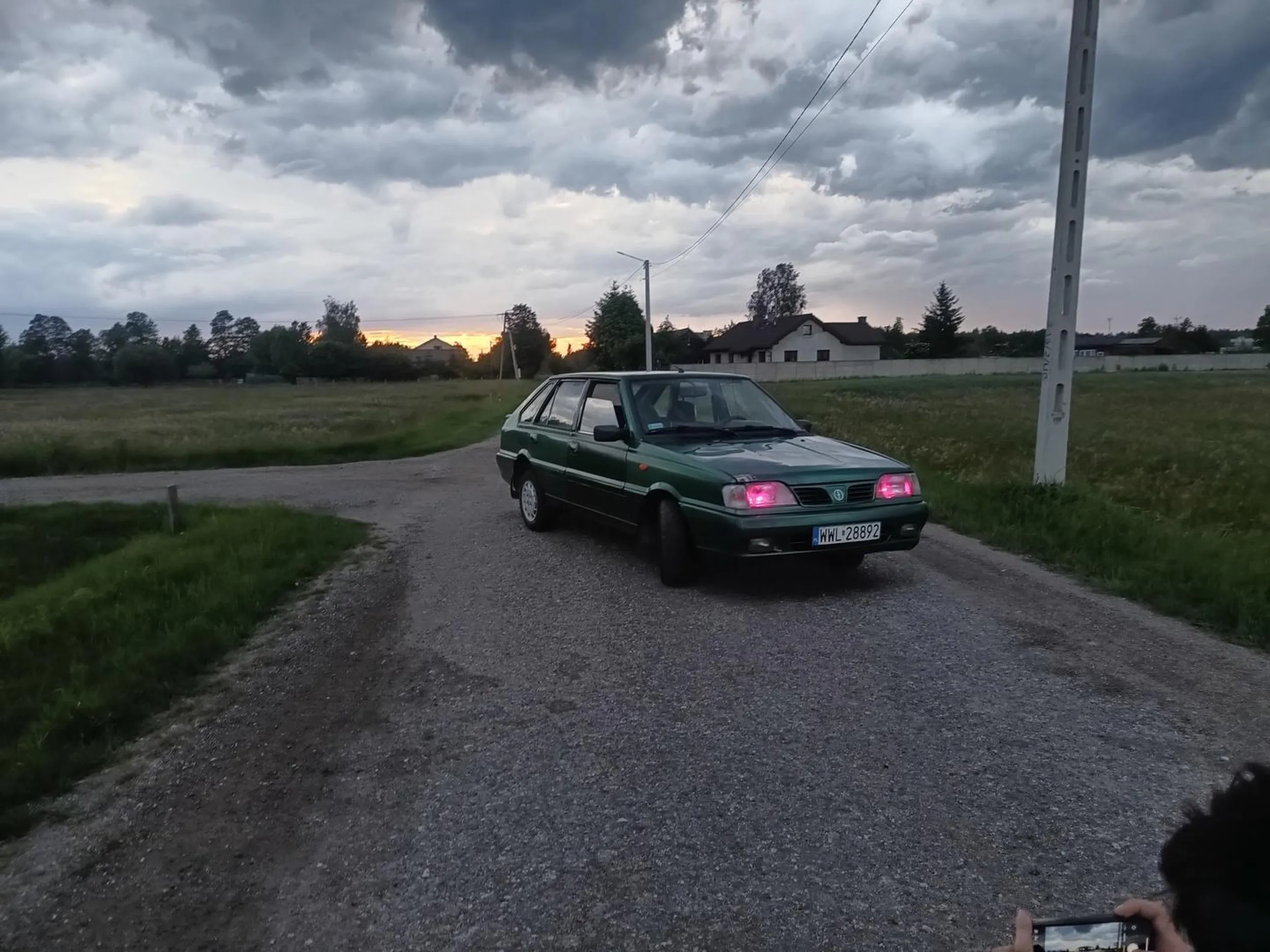 Agresywny kierowca pali marihuanę podczas prowadzenia pojazdu naprzeciw komisariatu policji