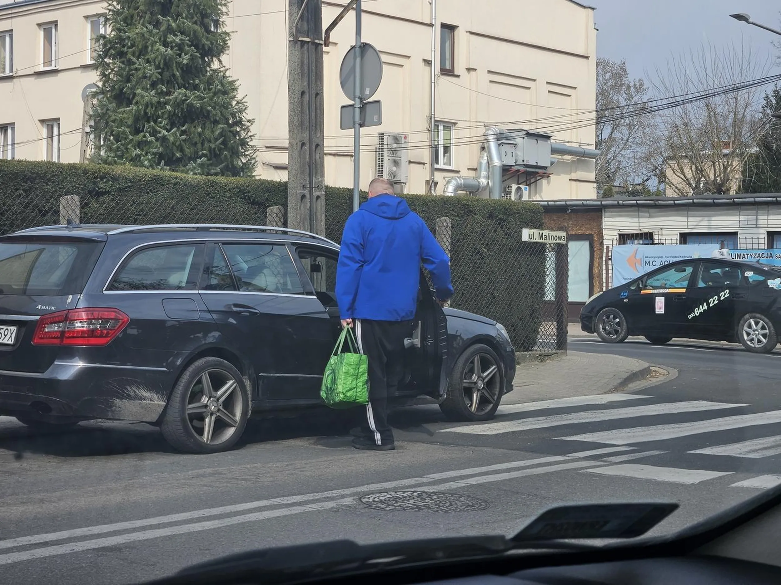 Bliżej skrzyżowania i pasów się nie dało zaparkować? Jescze jak ja tam skręcałem to do mnie pretensje.