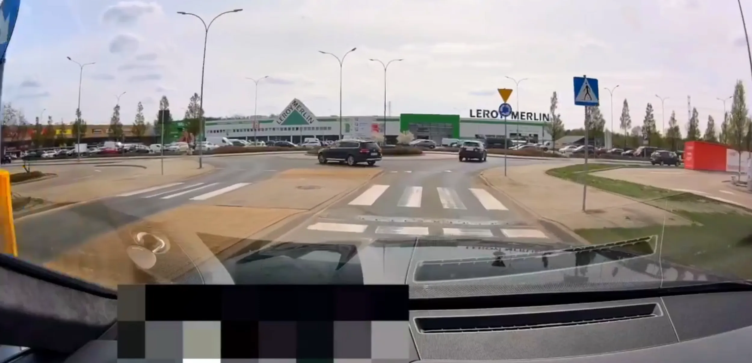 Jeździ pod prąd na rondzie