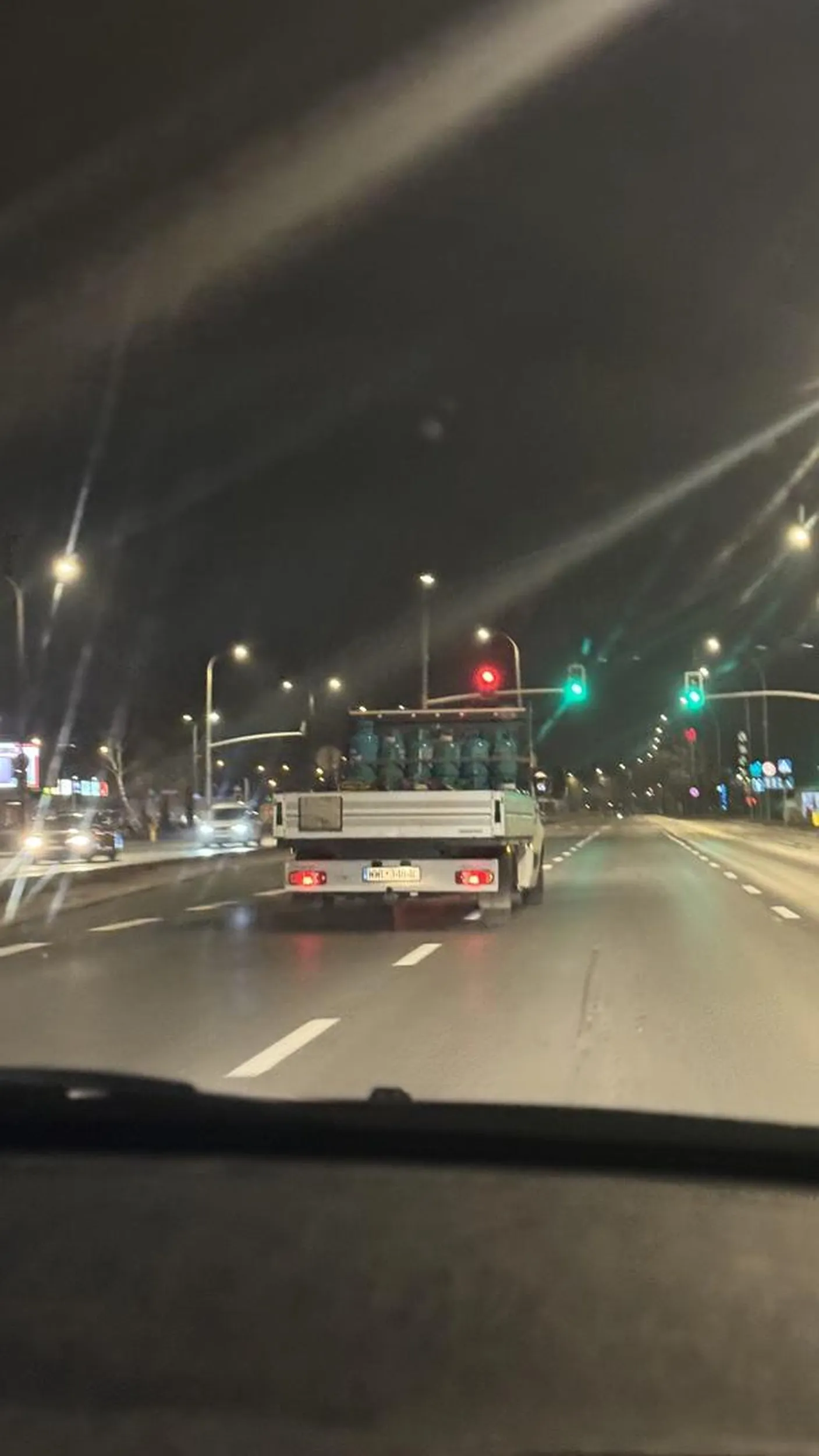 Chłop na 60-tce jedzie 90km/h, mryga długimi za samochodem, który jedzie środkowym zgodnie z przepisami. Chłopie wozisz butle z gazem weź się puknij w cymbał